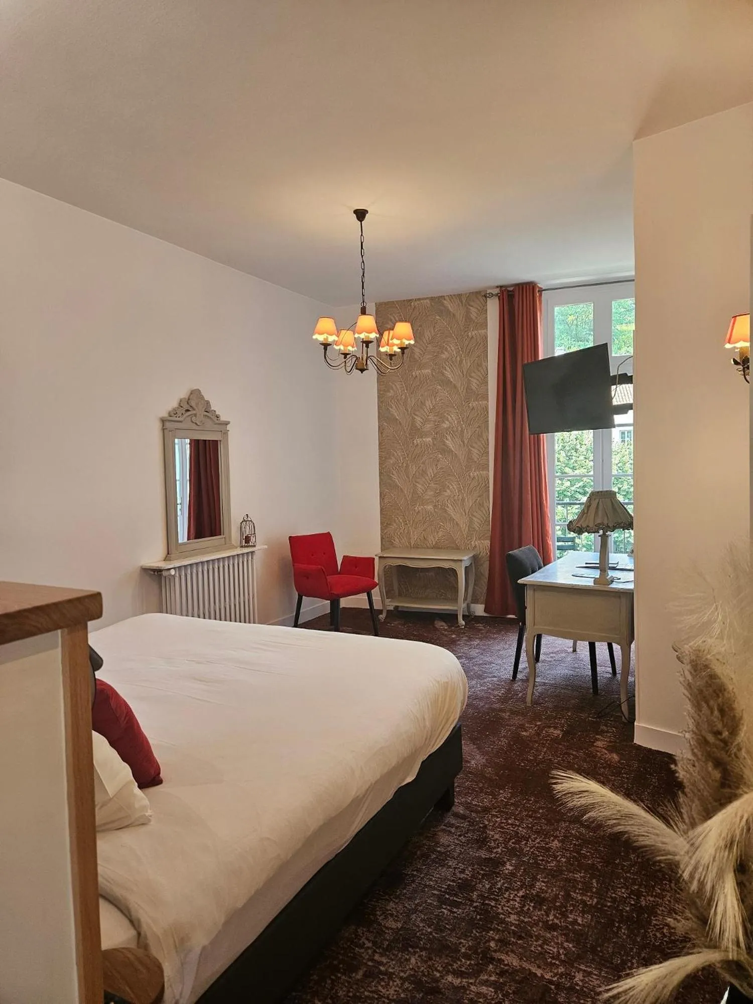 Property building, Bed in Hotel Restaurant Charbonnel