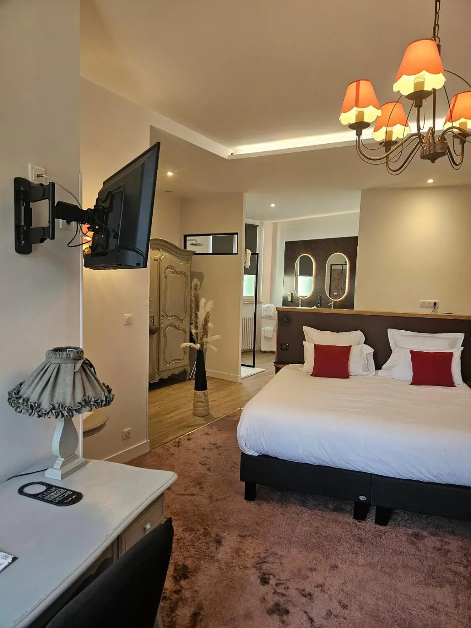 Junior Suite with Balcony in Hotel Restaurant Charbonnel Junior Suite with Balcony in Hotel Restaurant Charbonnel