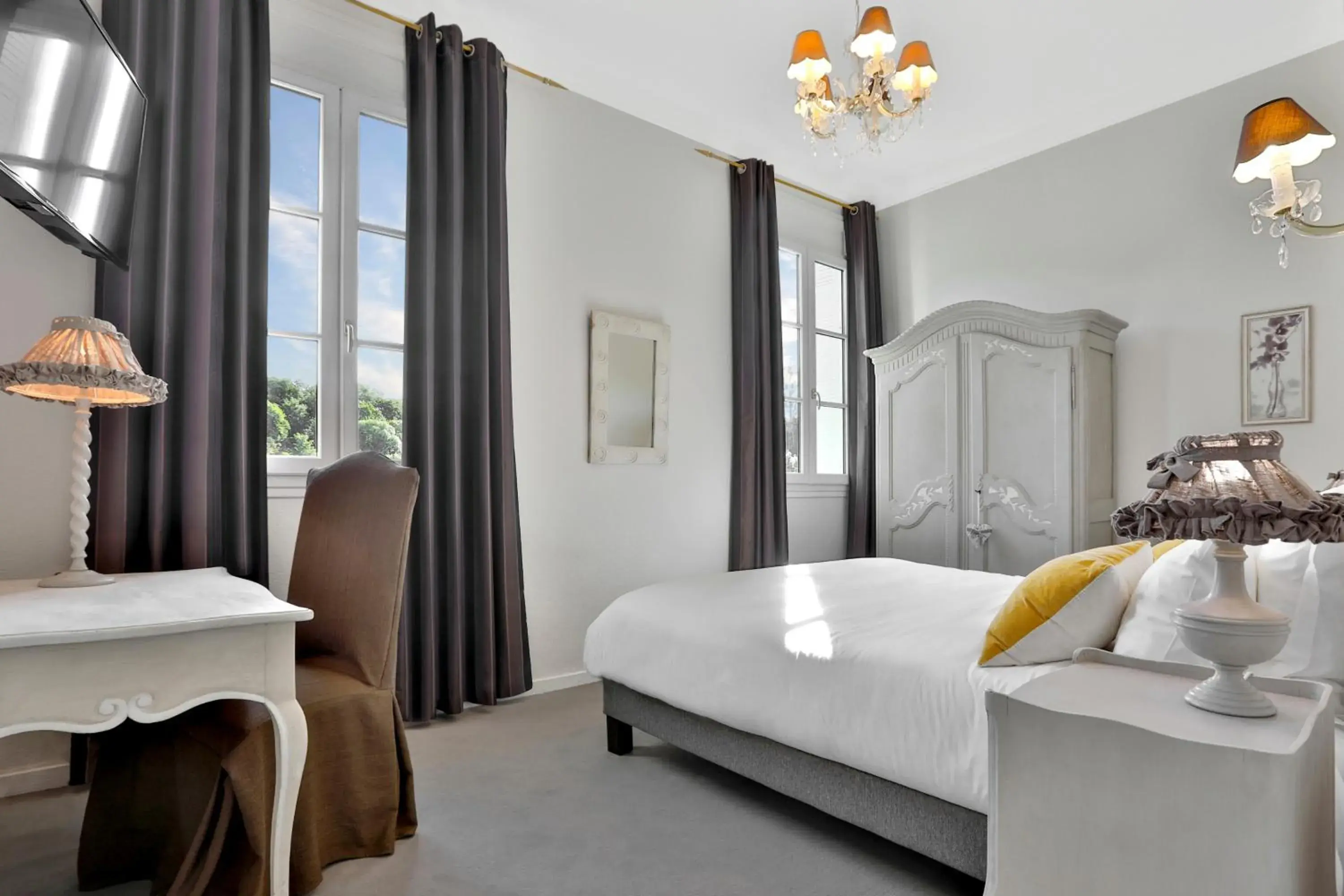 Superior Double Room with River View in Hotel Restaurant Charbonnel Superior Double Room with River View in Hotel Restaurant Charbonnel