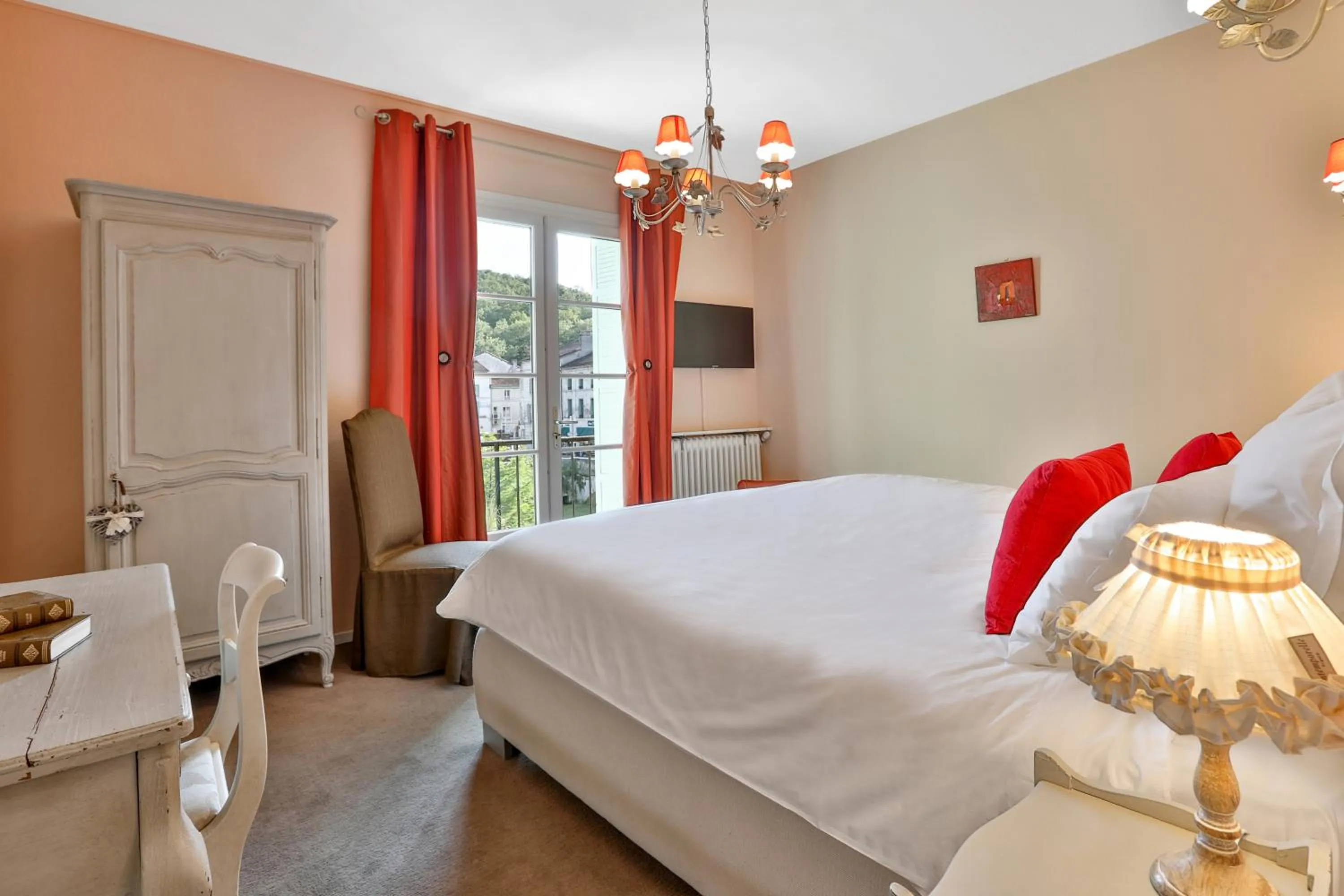 Photo of the whole room, Bed in Hotel Restaurant Charbonnel