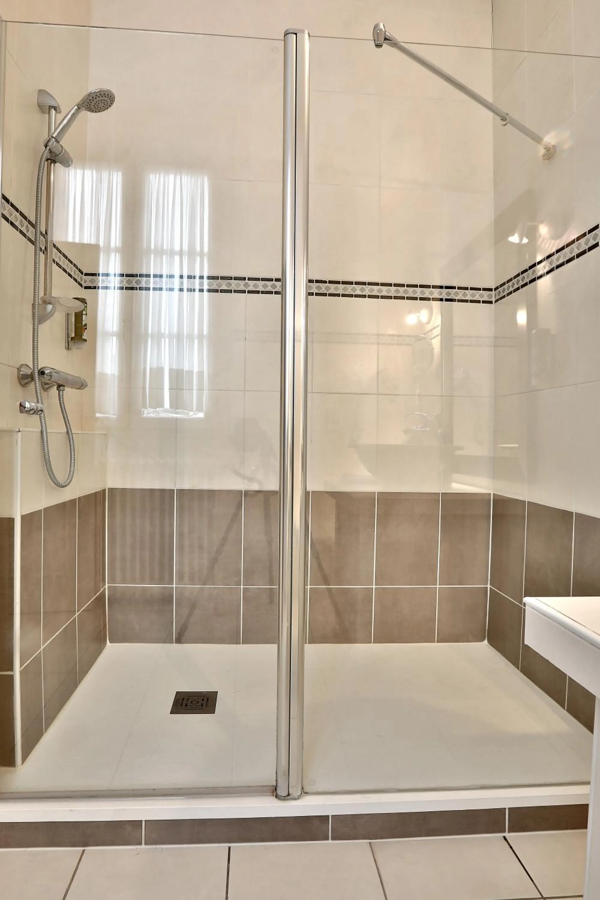 Shower in Hotel Restaurant Charbonnel