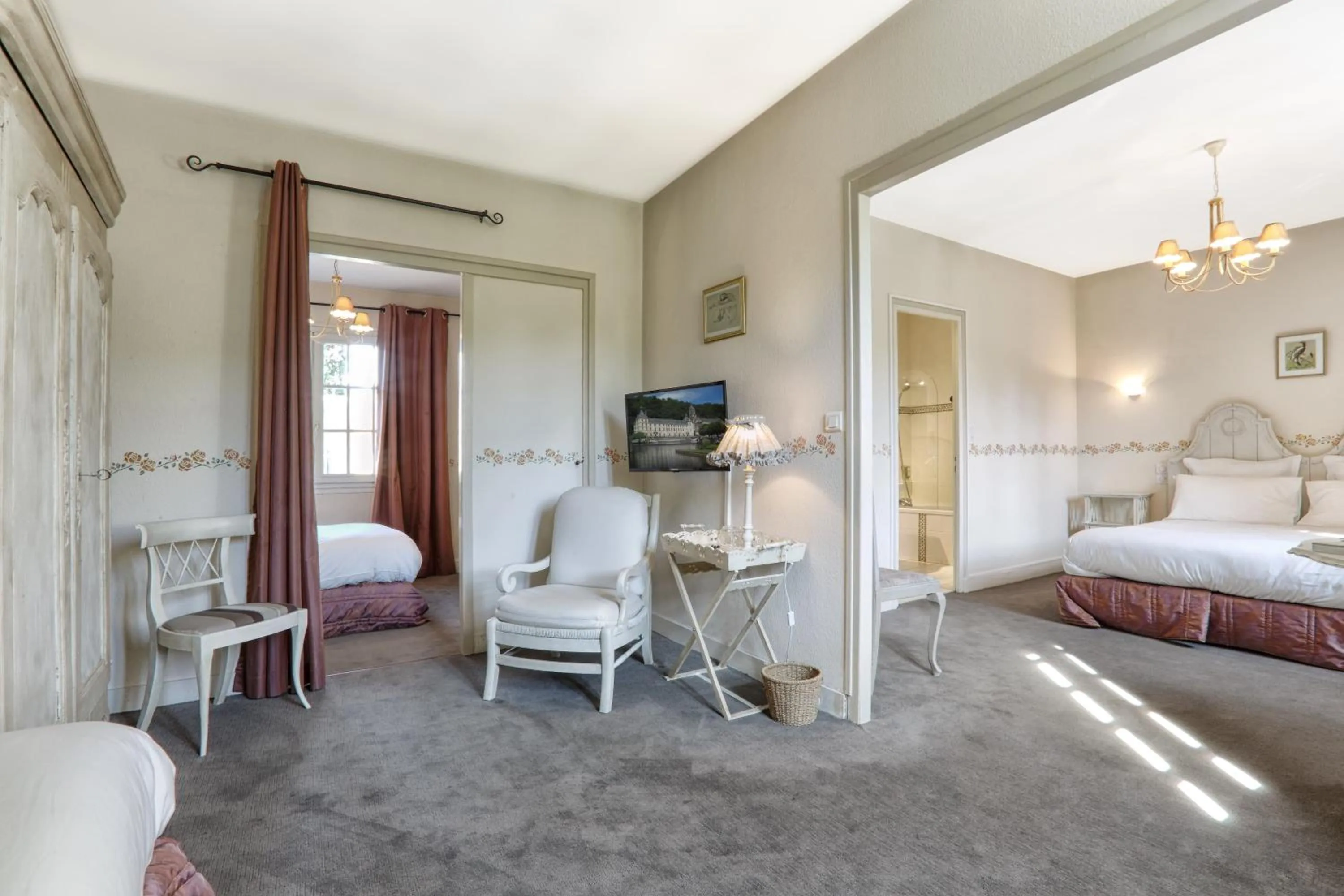 Photo of the whole room, Bed in Hotel Restaurant Charbonnel