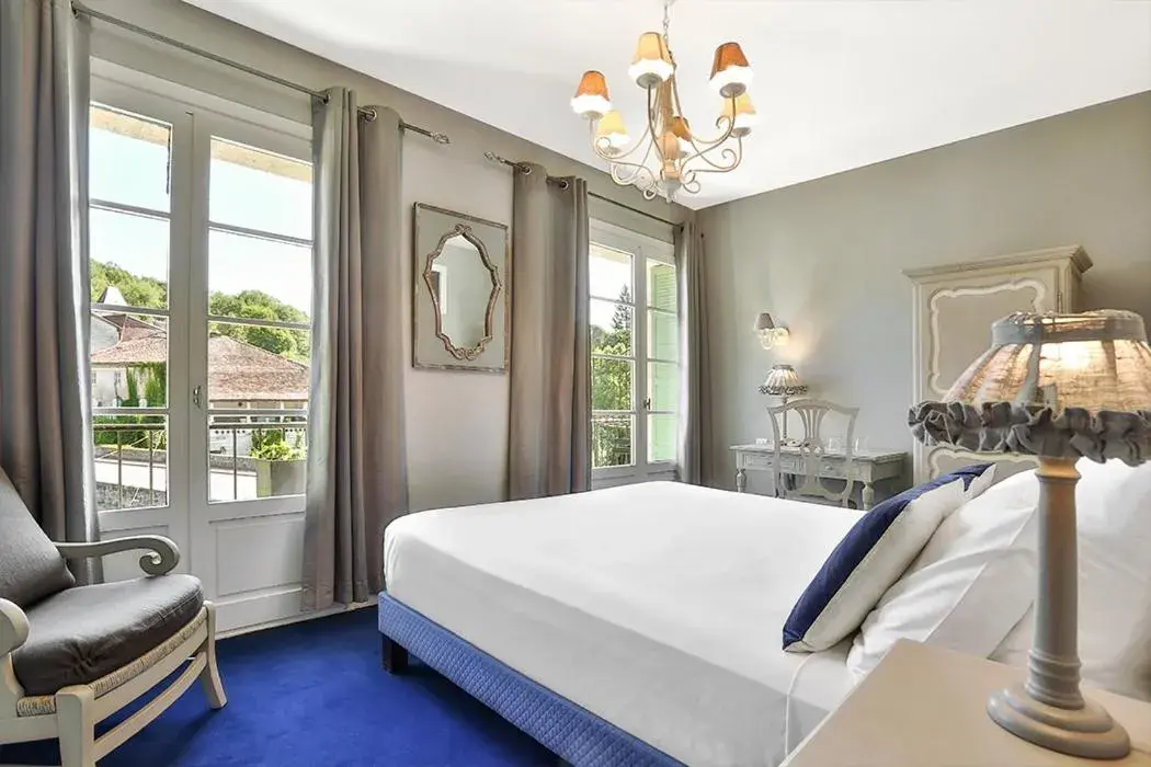 Deluxe Double Room with Balcony in Hotel Restaurant Charbonnel Deluxe Double Room with Balcony in Hotel Restaurant Charbonnel