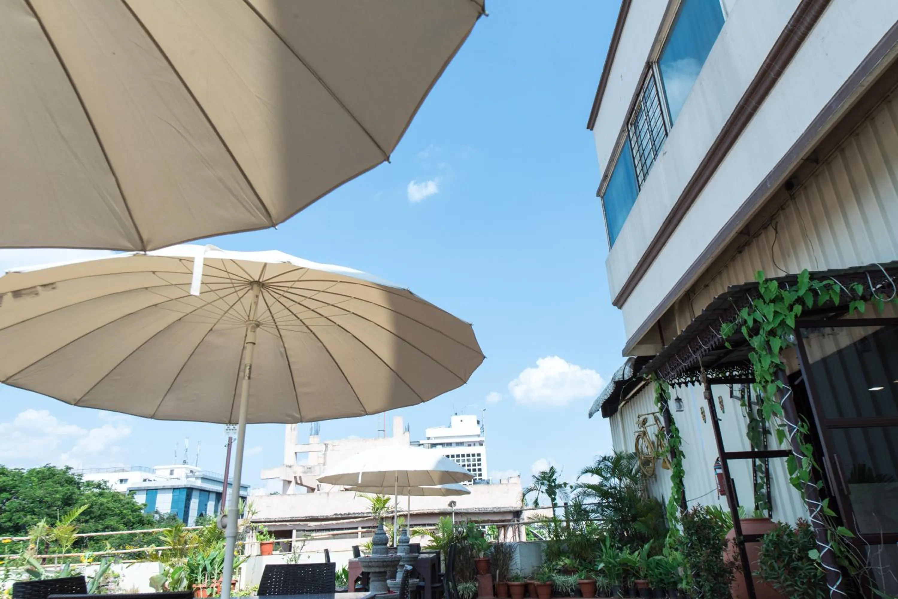 Restaurant/places to eat in Bangalore Gate Hotel & Conferences