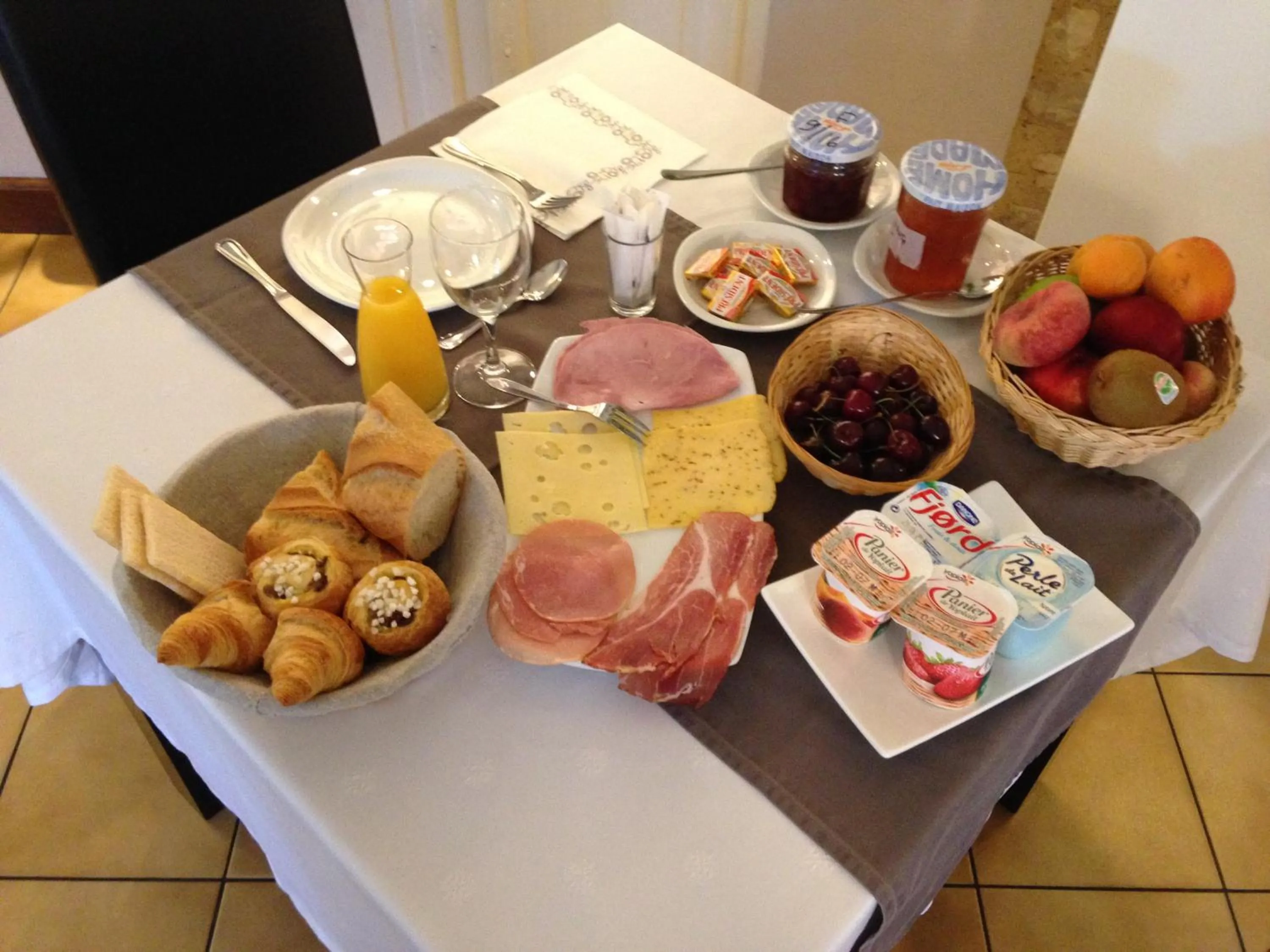 Breakfast in Logis Hôtel Restaurant La Bastide