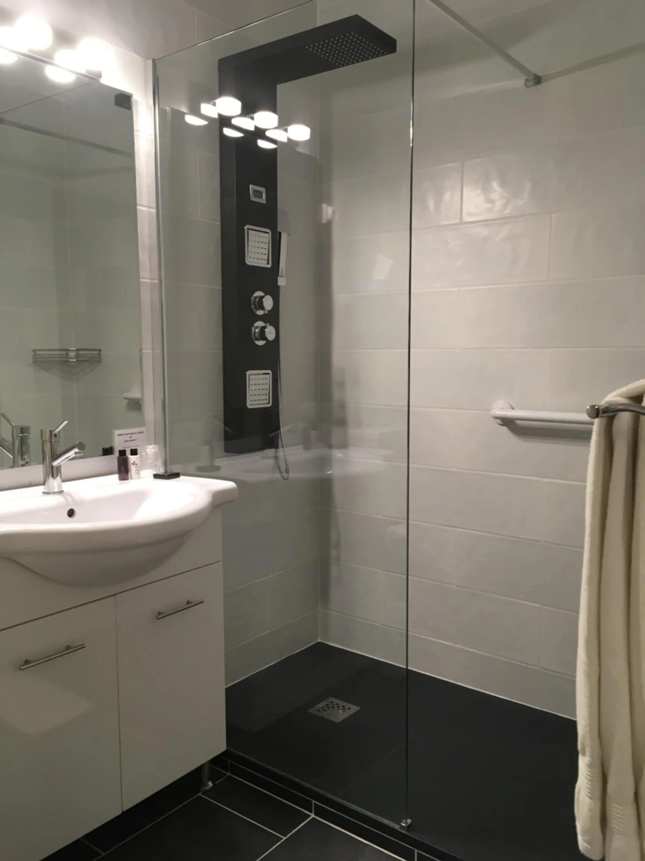 Bathroom in Logis Hôtel Restaurant La Bastide