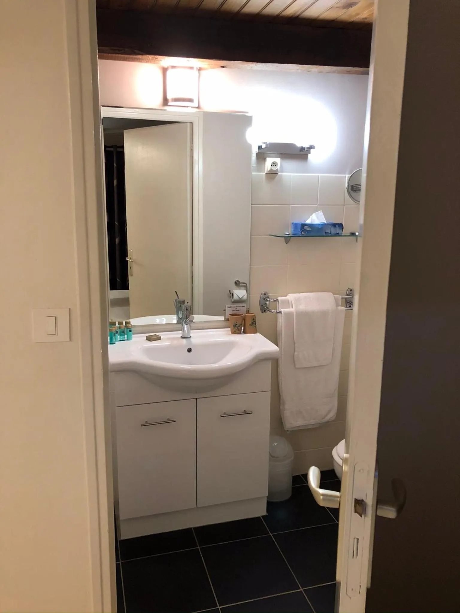 Bathroom in Logis Hôtel Restaurant La Bastide