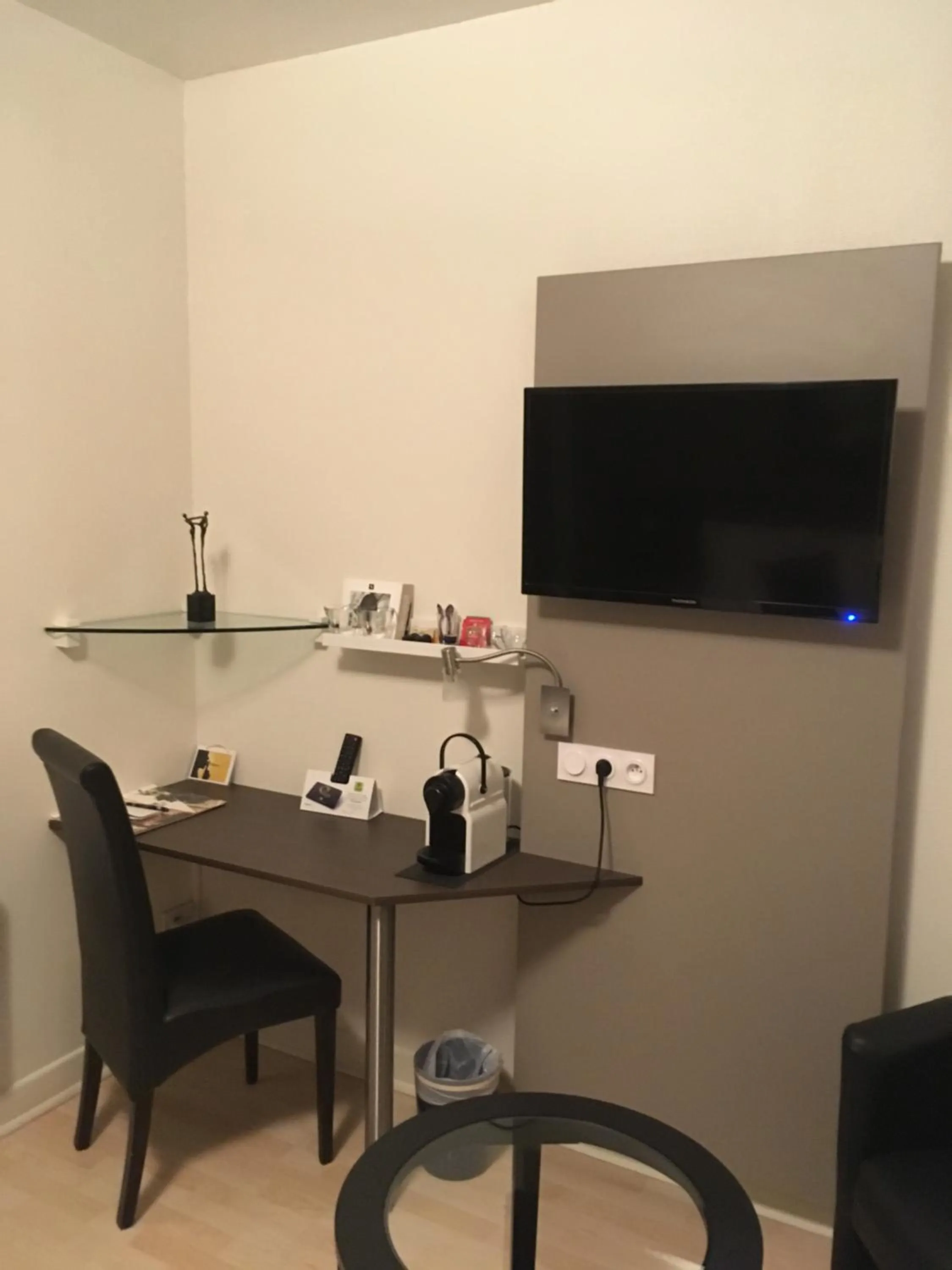 TV and multimedia in Logis Hôtel Restaurant La Bastide