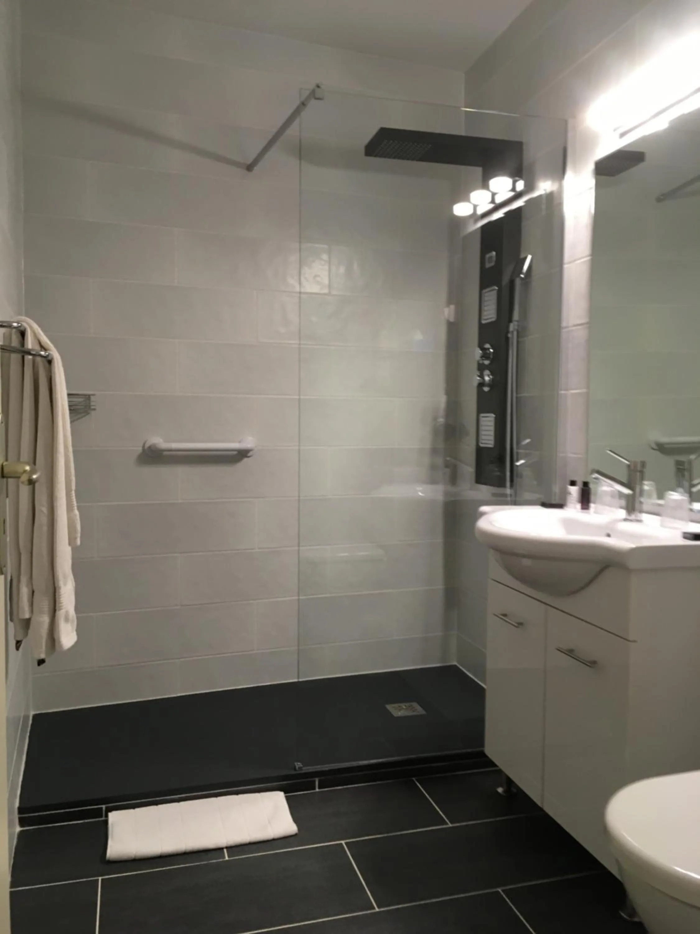 Bathroom in Logis Hôtel Restaurant La Bastide