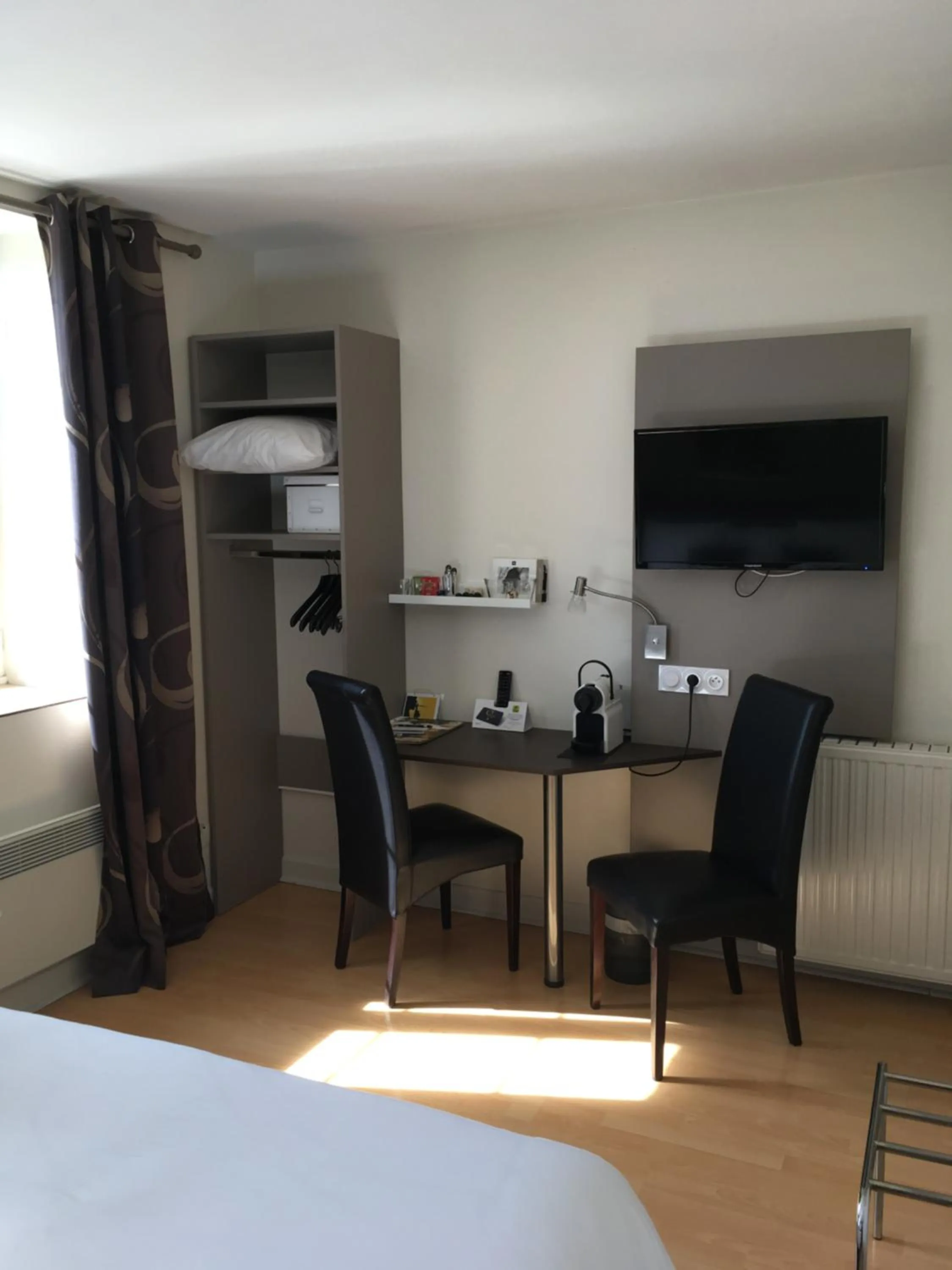 Coffee/tea facilities in Logis Hôtel Restaurant La Bastide