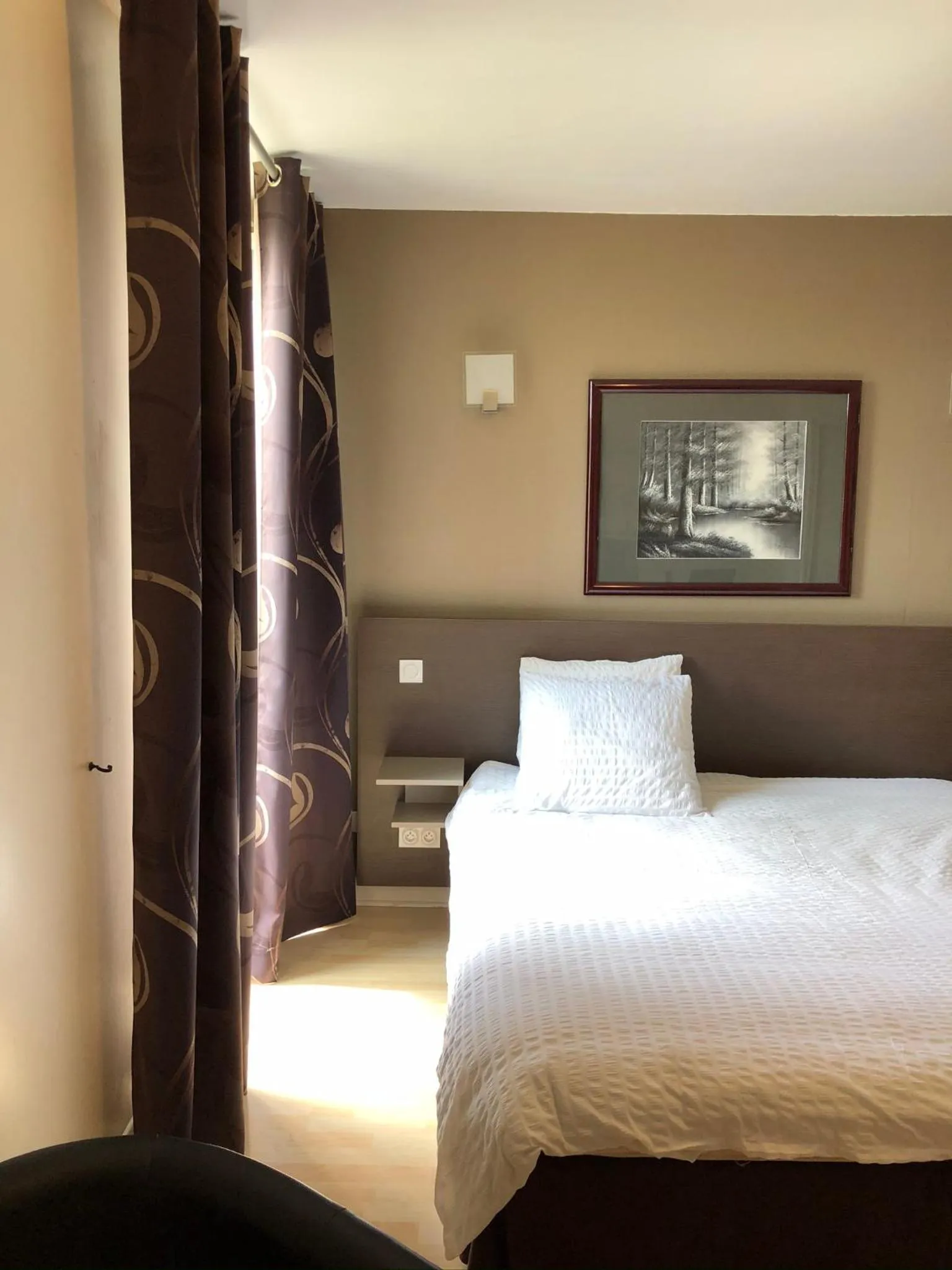 Photo of the whole room in Logis Hôtel Restaurant La Bastide