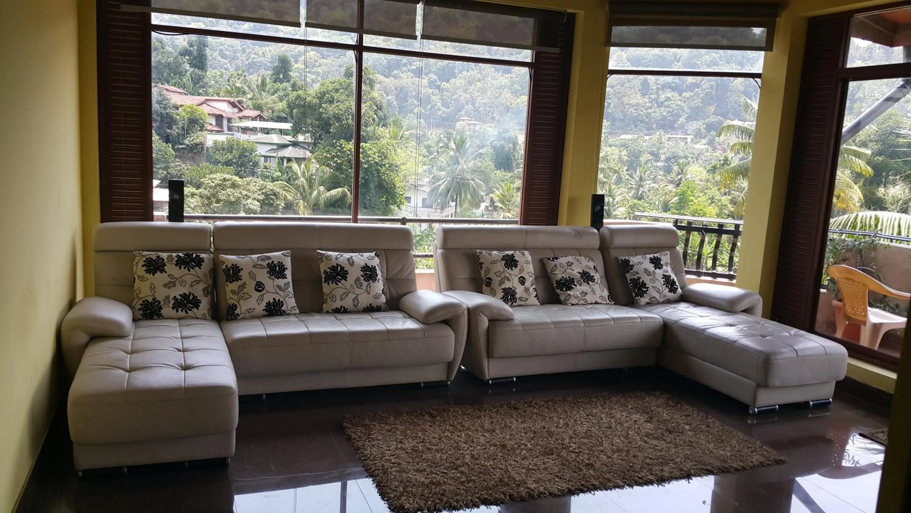 Communal lounge/ TV room in Resident View Homestay