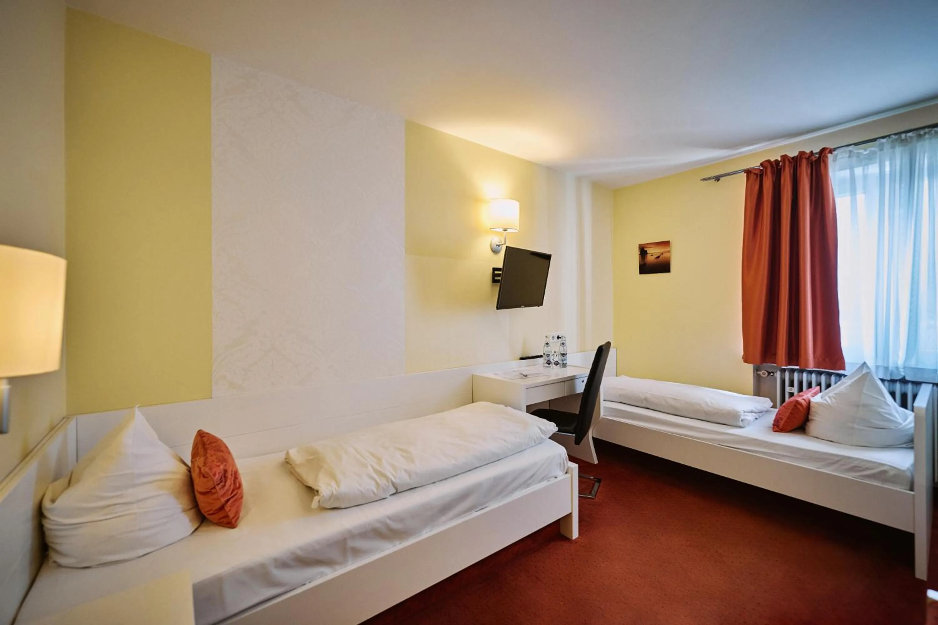 Photo of the whole room, Bed in Herdegen Rooms - Self Check-in