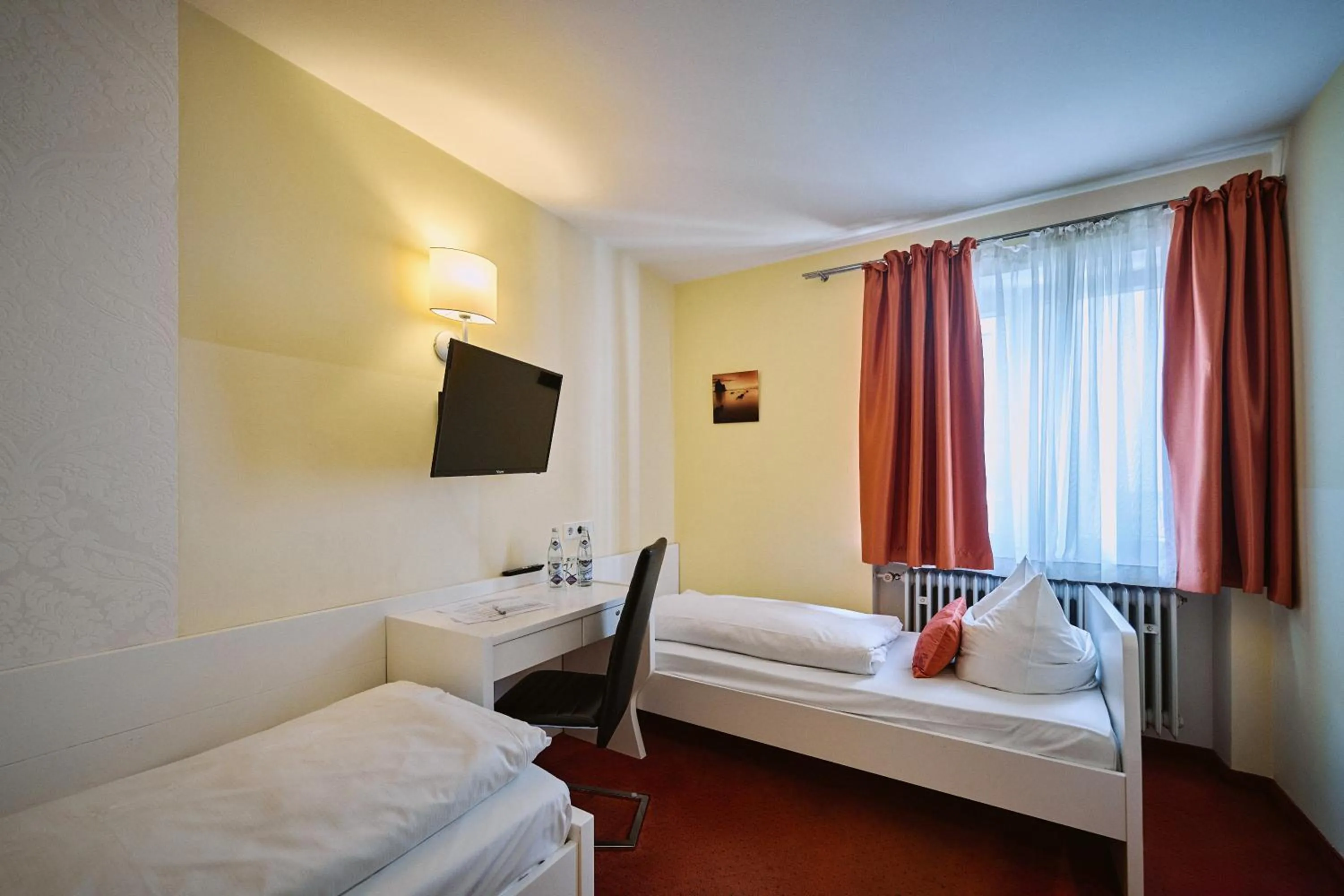 Photo of the whole room, Bed in Herdegen Rooms - Self Check-in