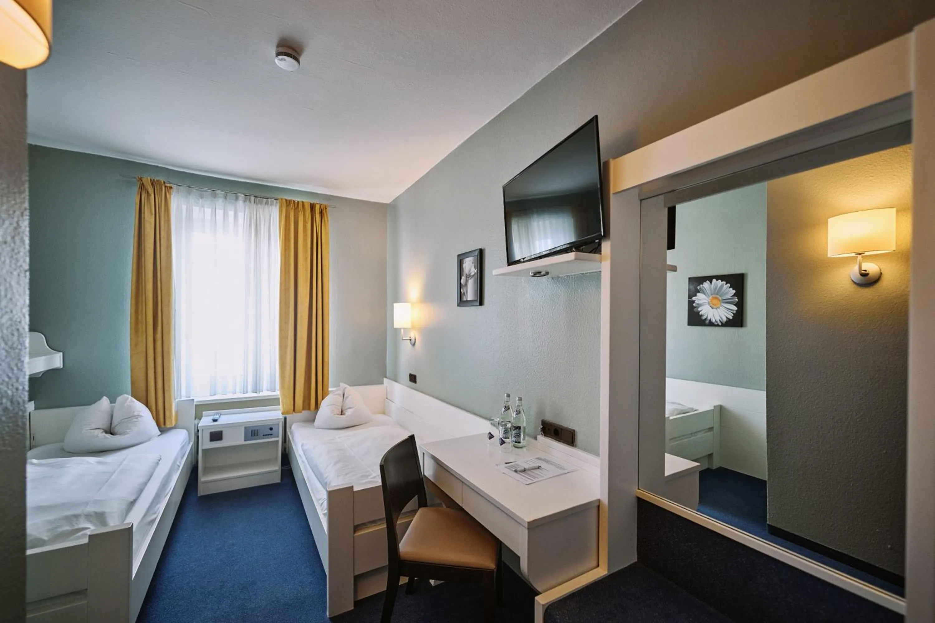 Photo of the whole room, Bed in Herdegen Rooms - Self Check-in