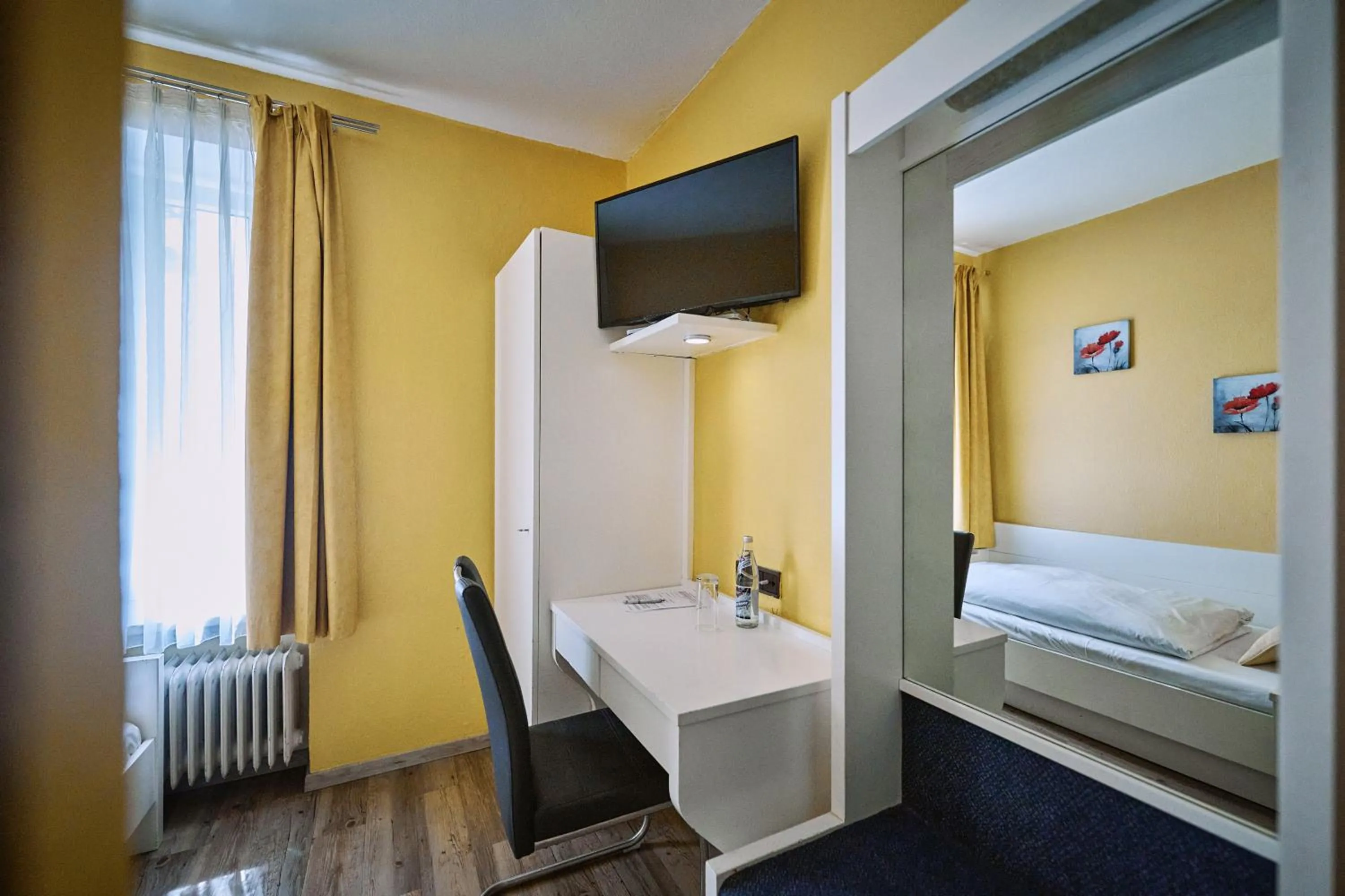 Bed in Herdegen Rooms - Self Check-in