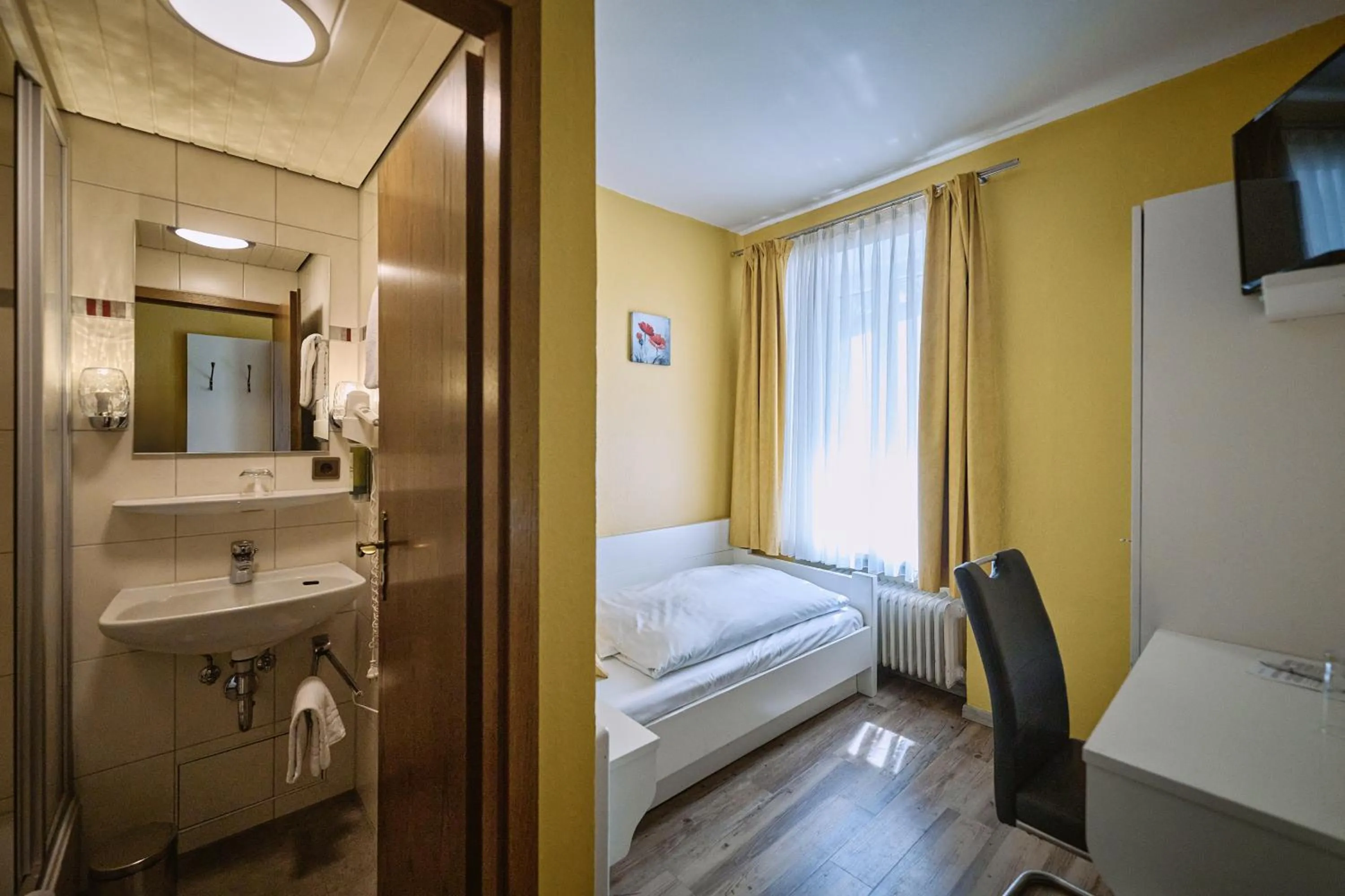 Bed in Herdegen Rooms - Self Check-in