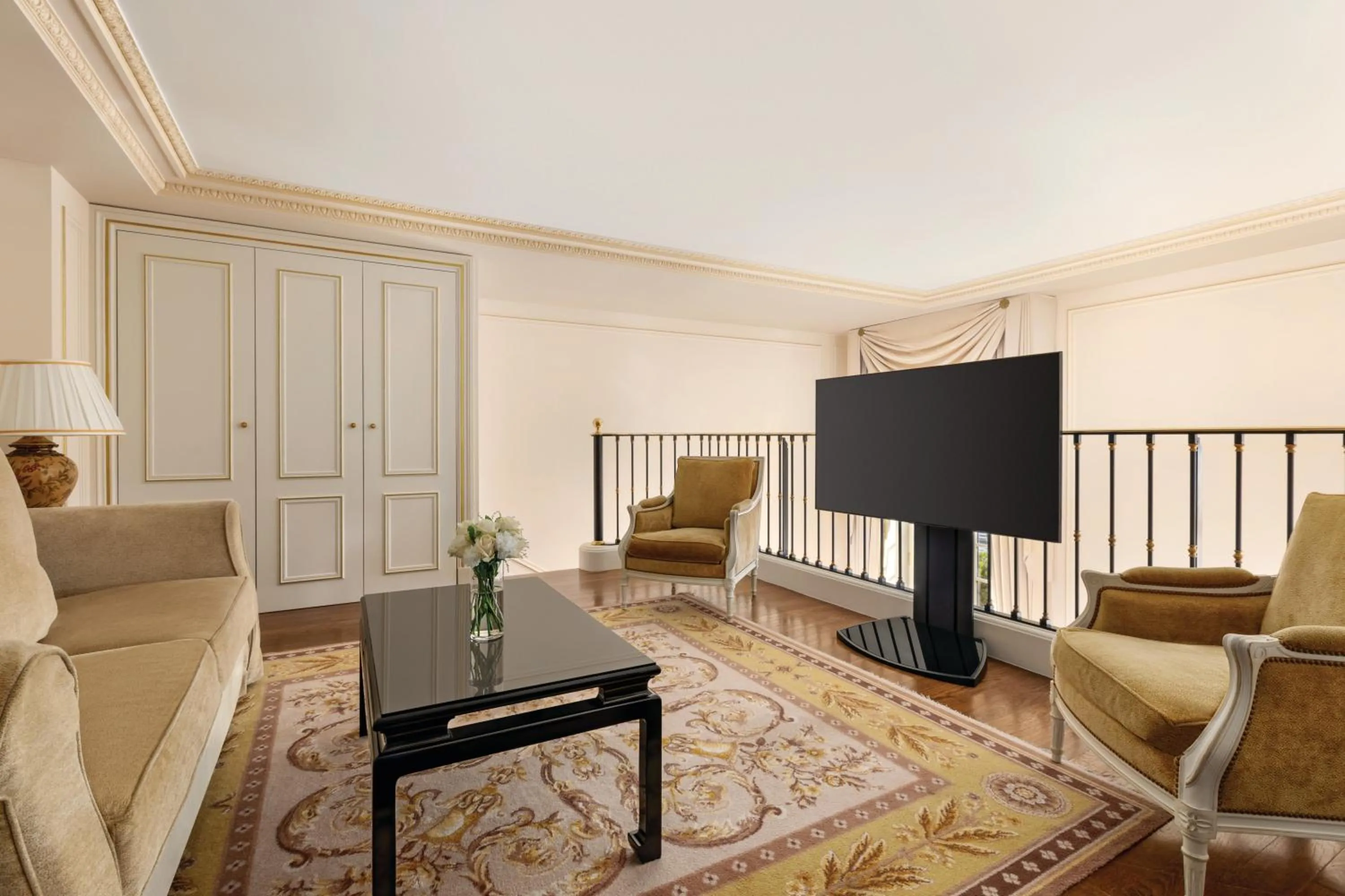 Seating area in Shangri-La Paris