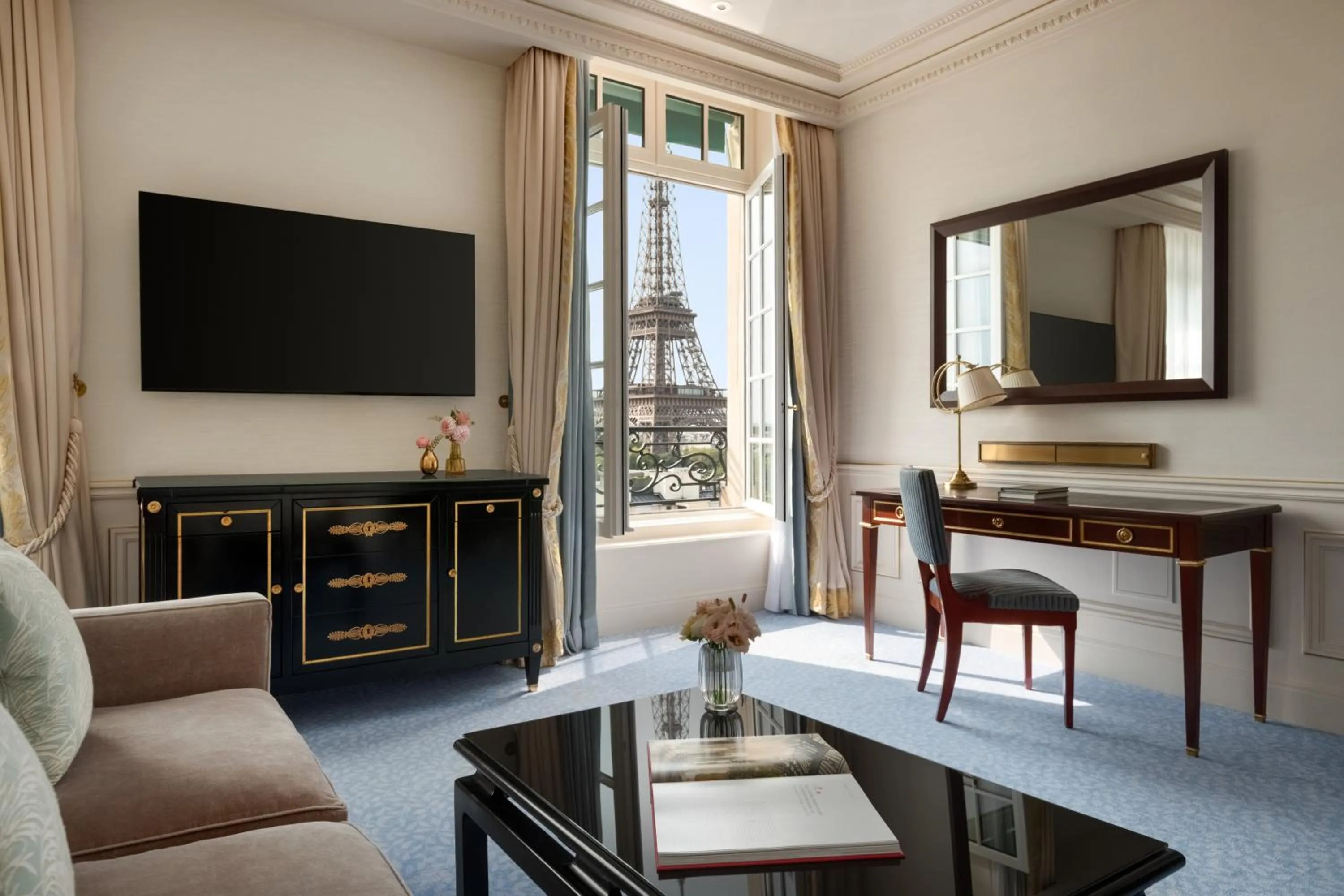 Seating area in Shangri-La Paris