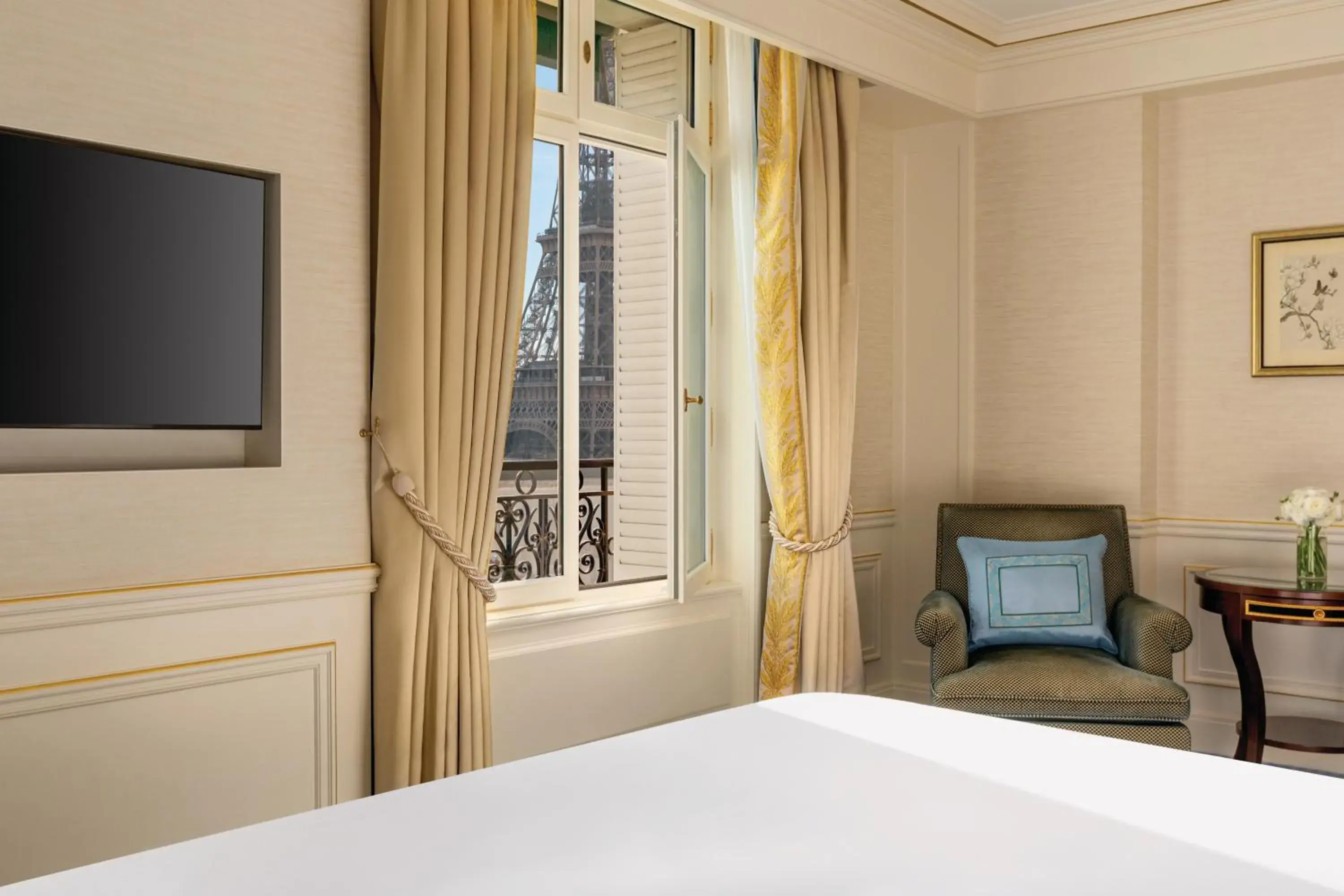 King Room With Eiffel Tower View in Shangri-La Paris King Room With Eiffel Tower View in Shangri-La Paris
