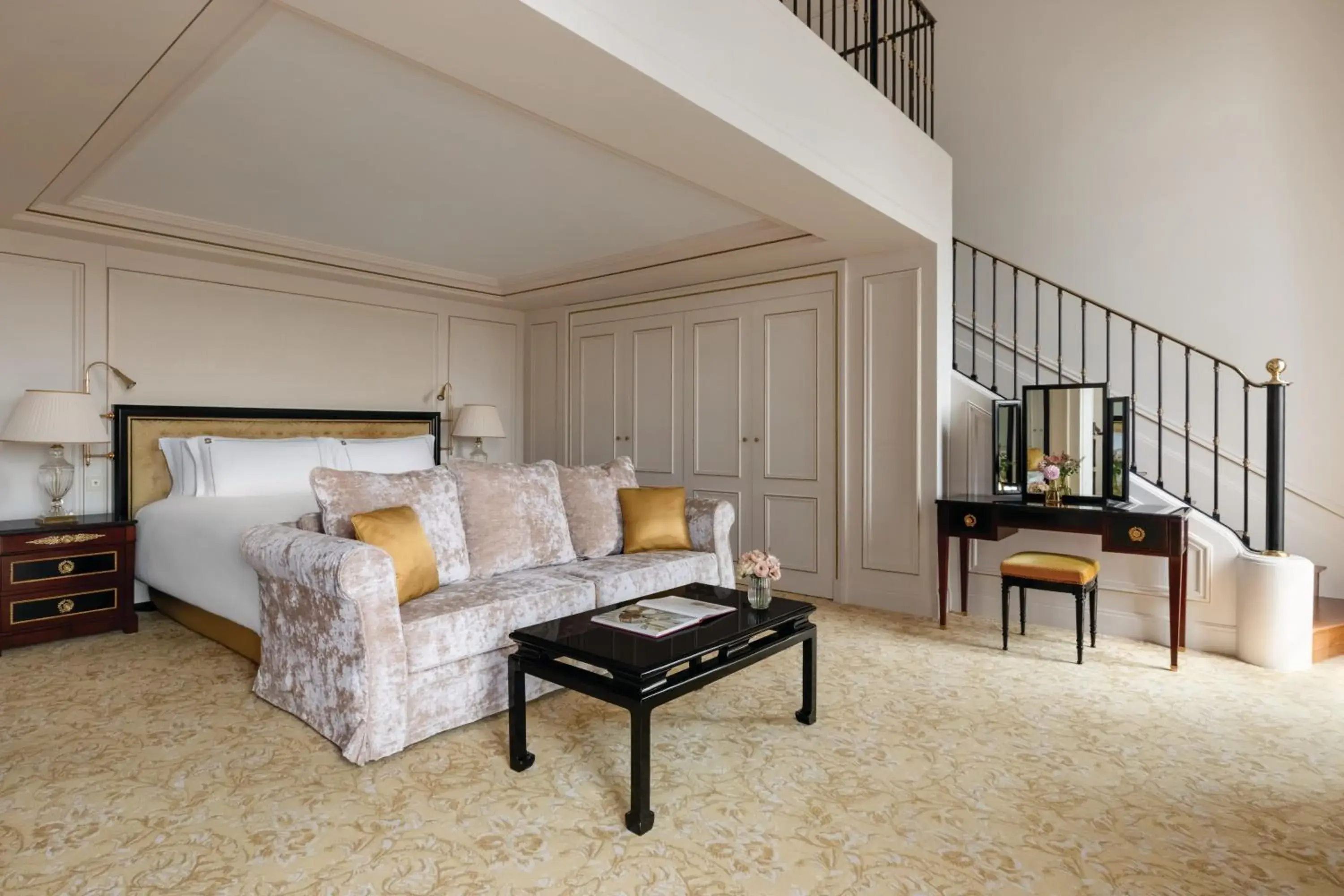 Duplex Eiffel view suite in Shangri-La Paris Duplex Eiffel view suite in Shangri-La Paris