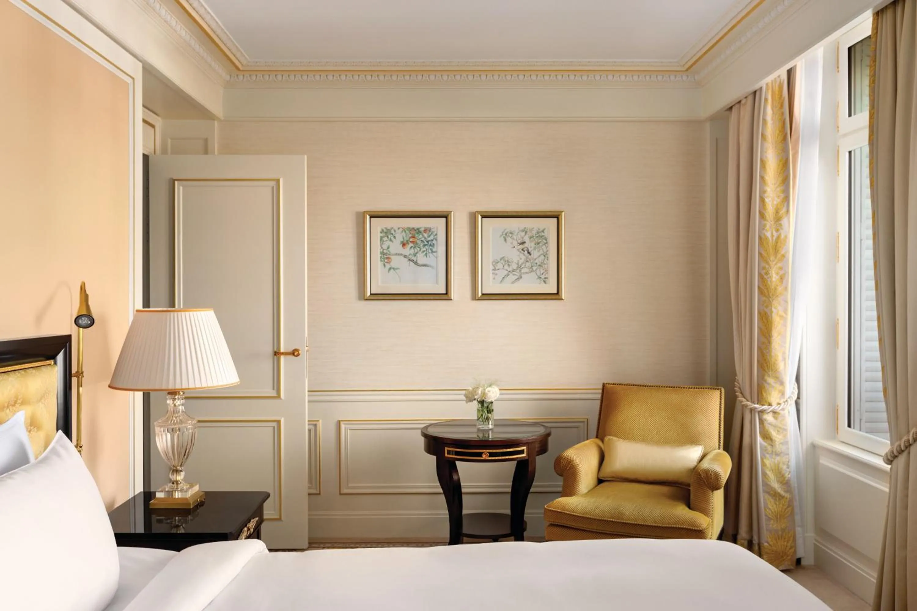 Bedroom, Bed in Shangri-La Paris