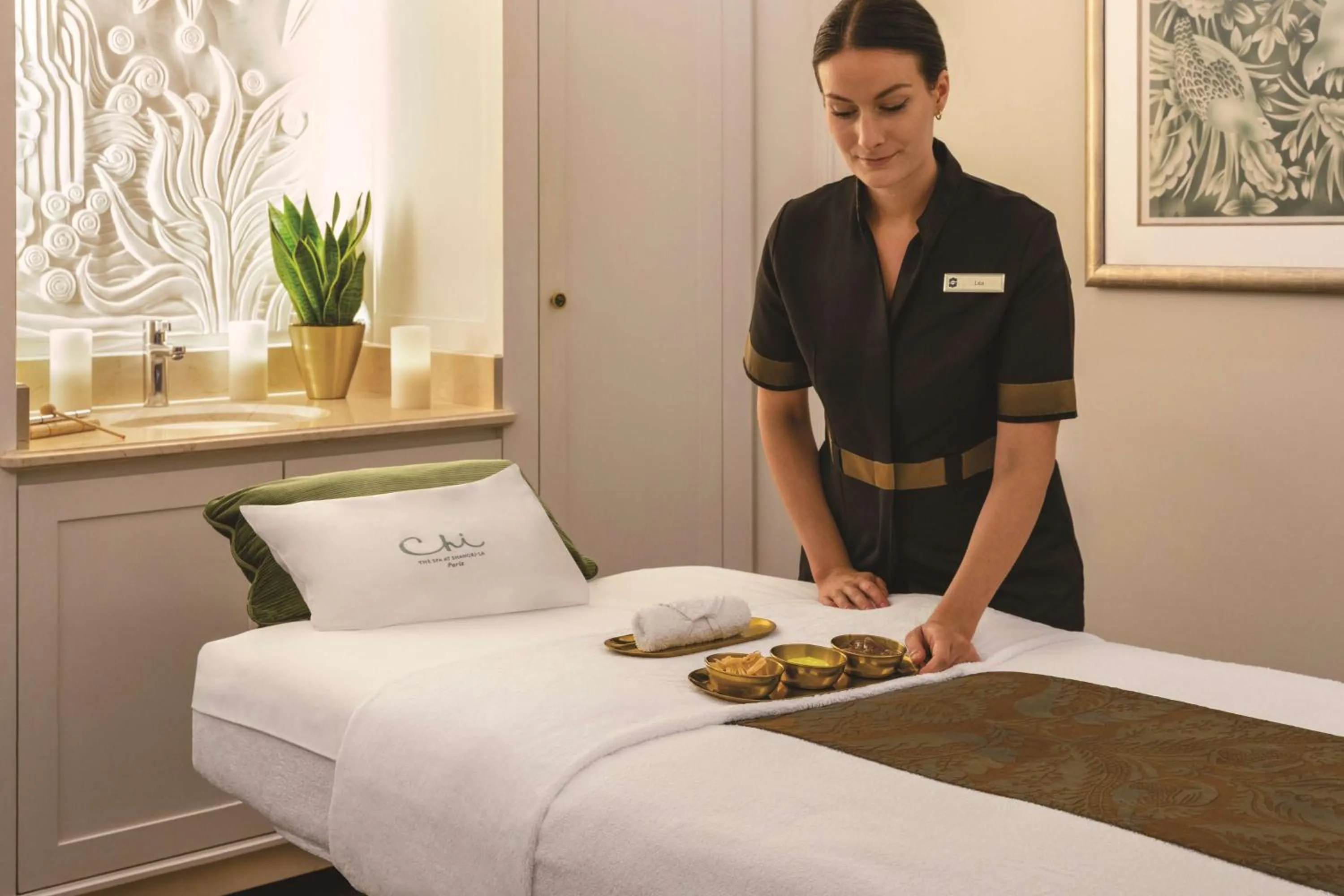 Bedroom in Shangri-La Paris