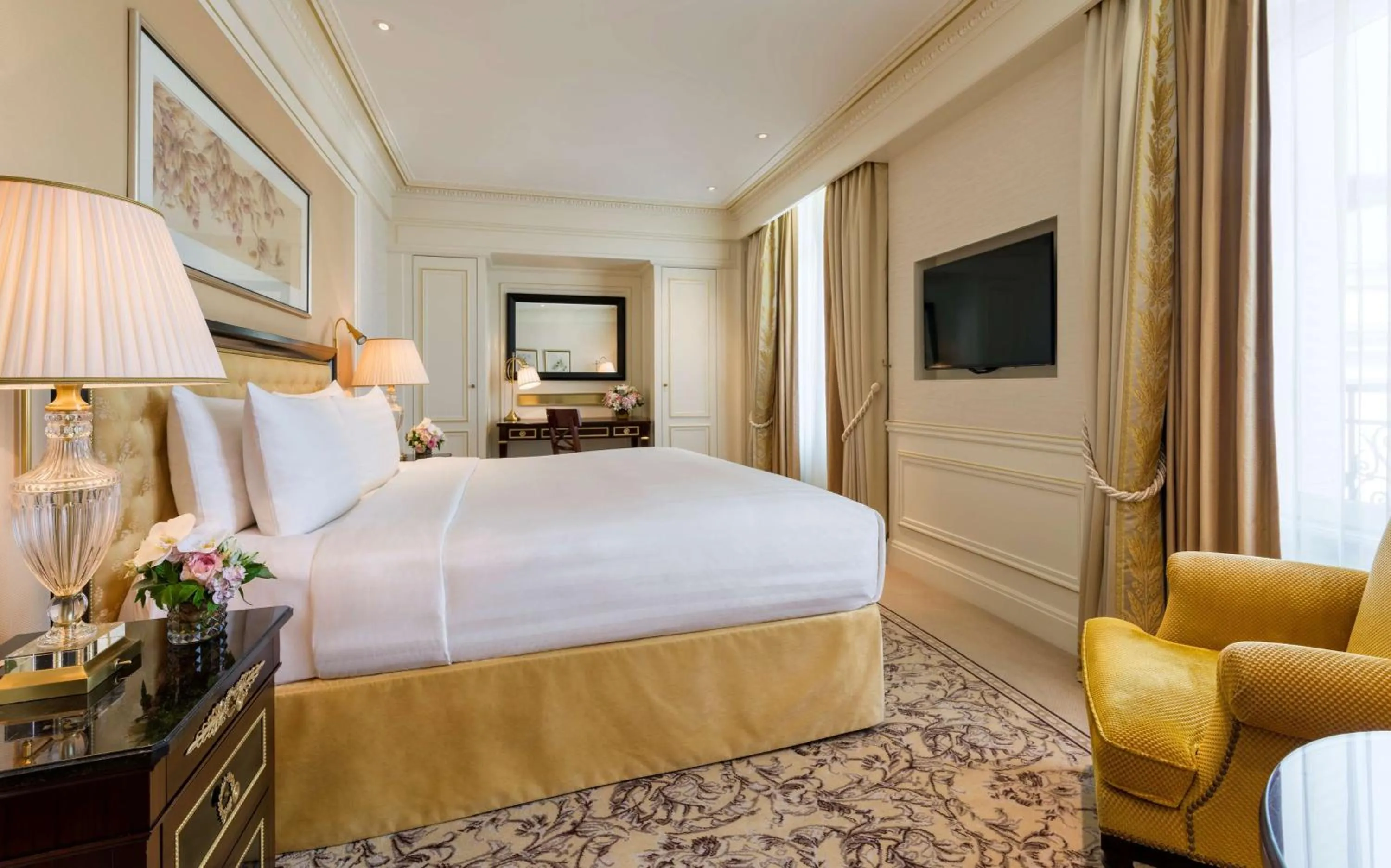 Photo of the whole room, Bed in Shangri-La Paris
