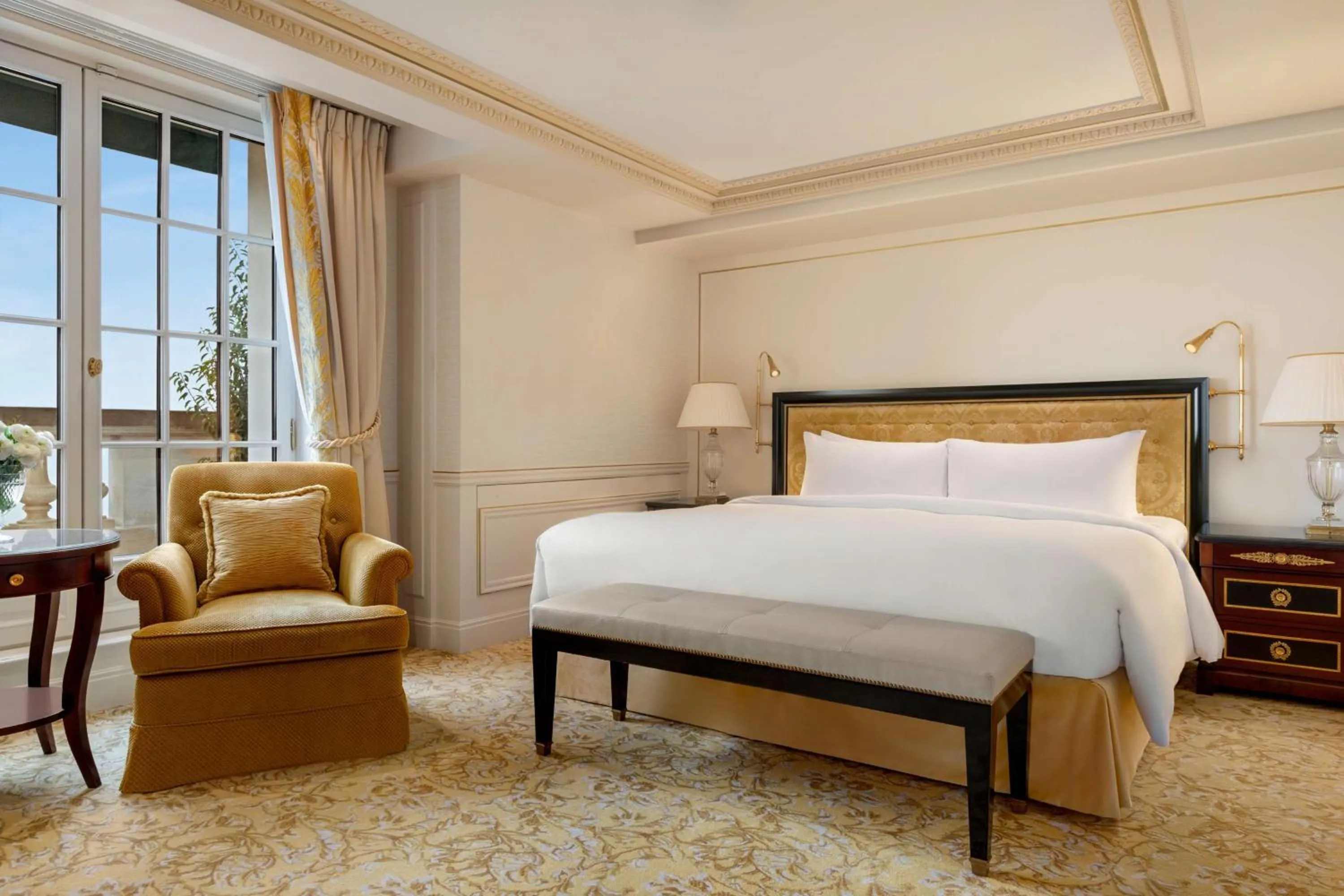 Photo of the whole room, Bed in Shangri-La Paris