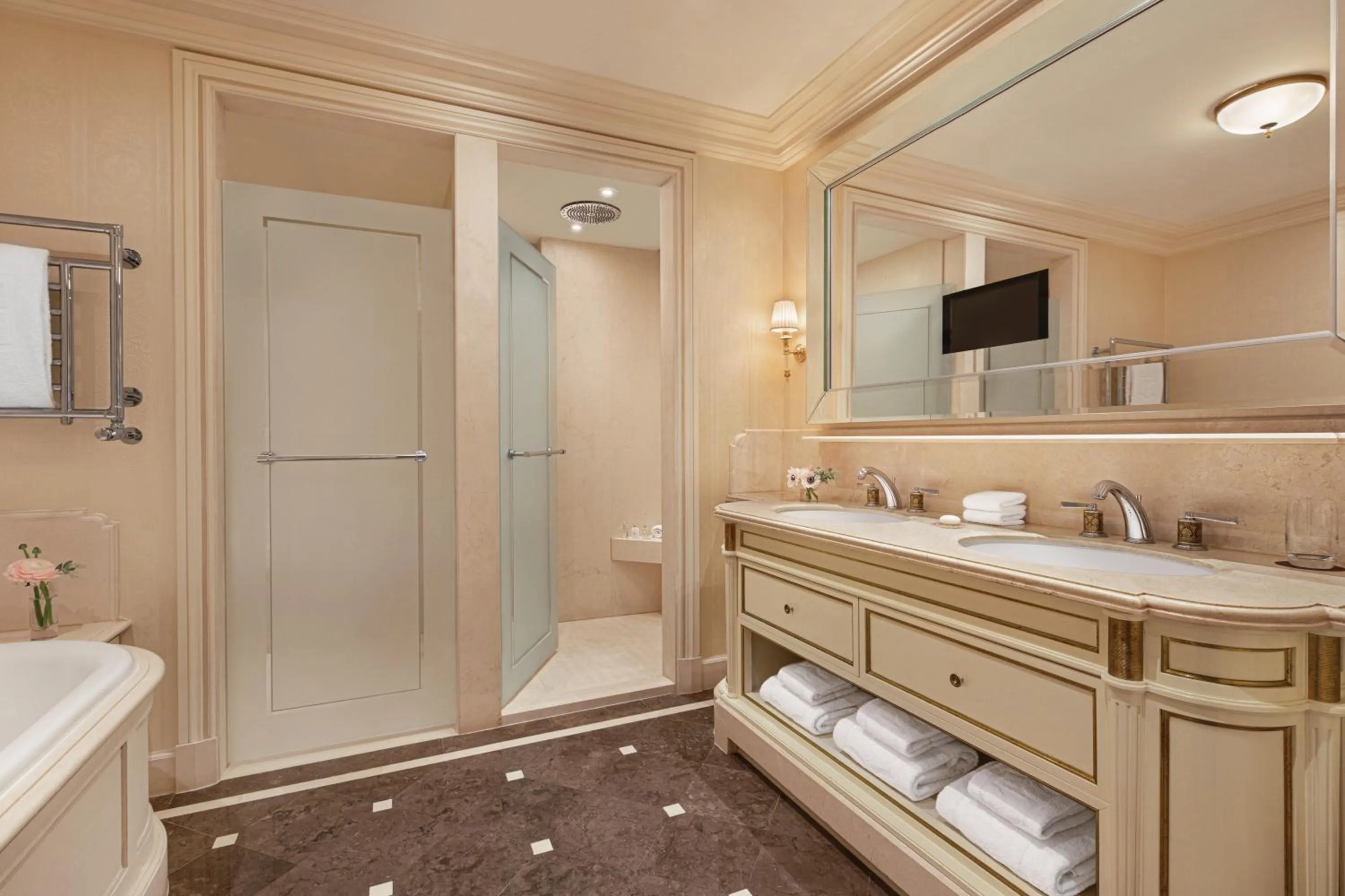 Bathroom in Shangri-La Paris