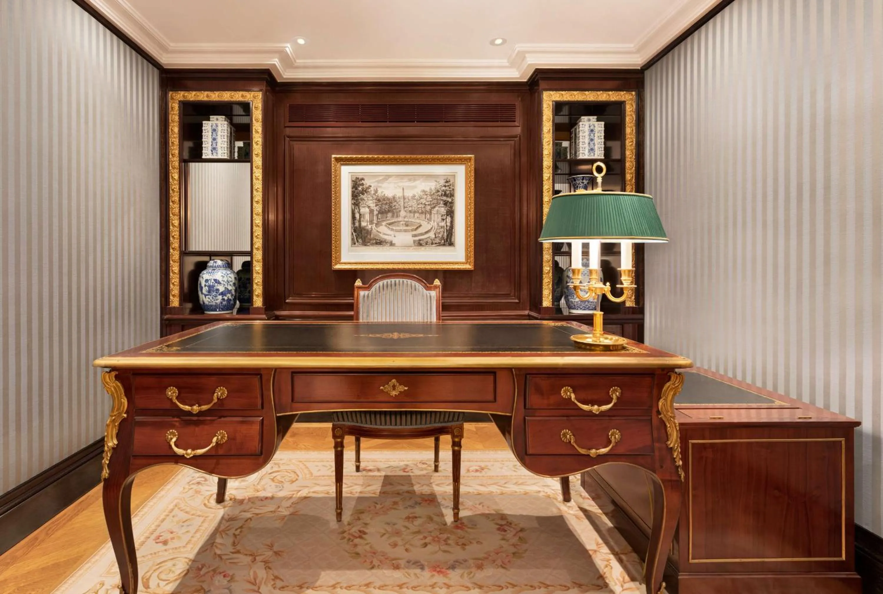 Seating area in Shangri-La Paris