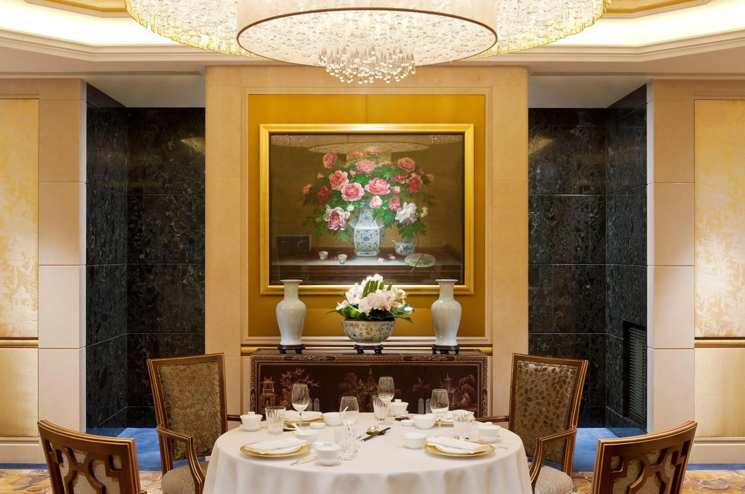 Restaurant/places to eat in Shangri-La Paris