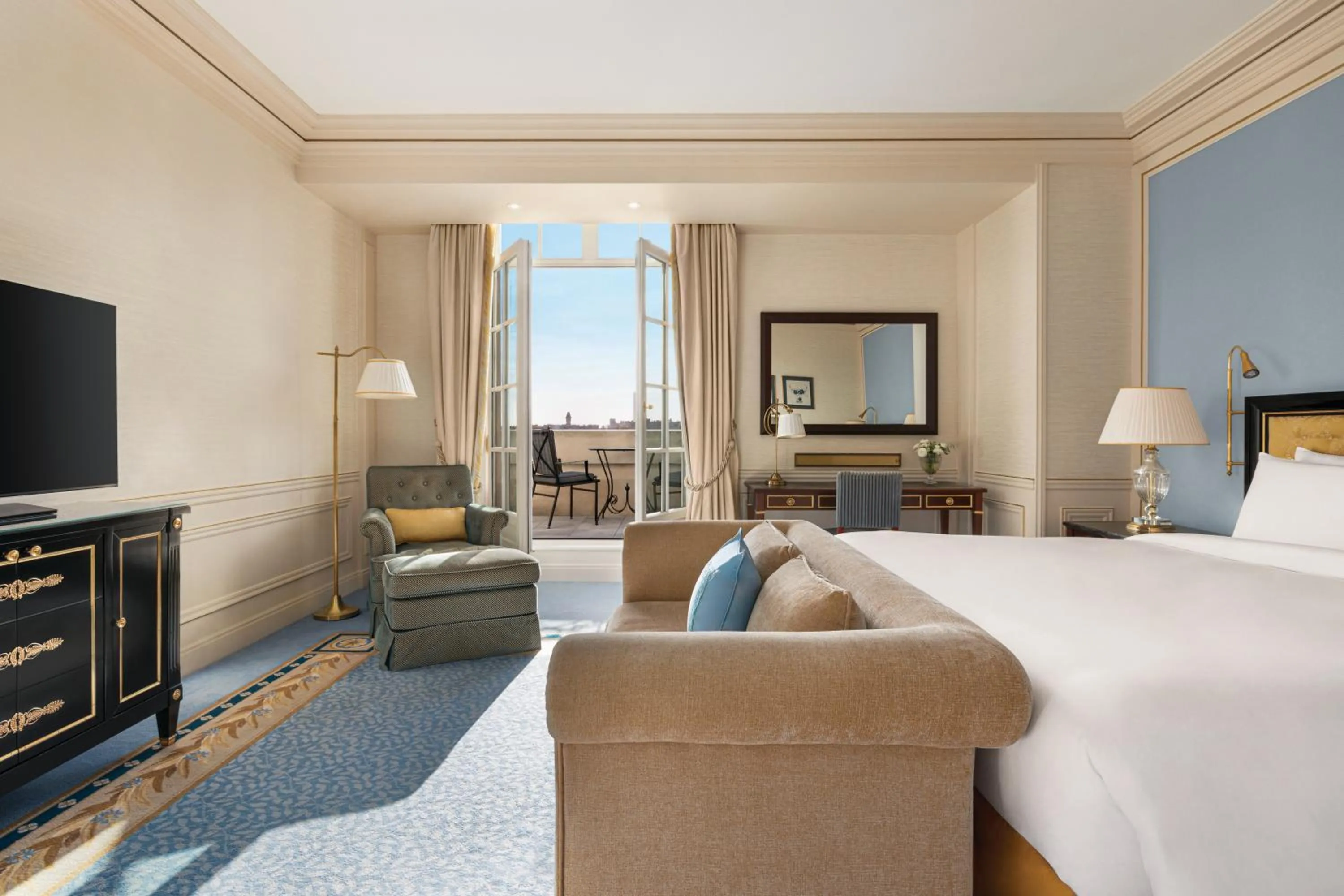 Photo of the whole room, Bed in Shangri-La Paris