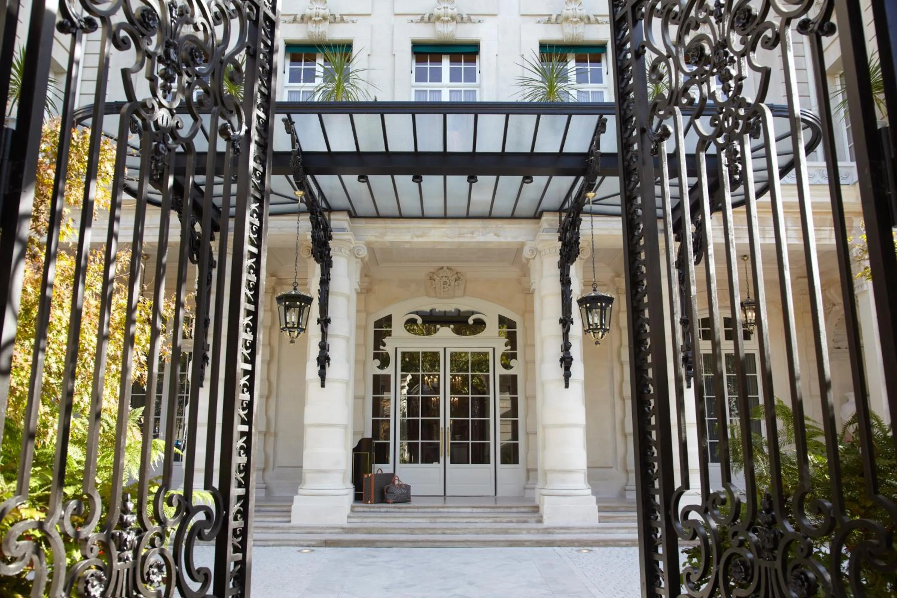 Facade/entrance in Shangri-La Paris
