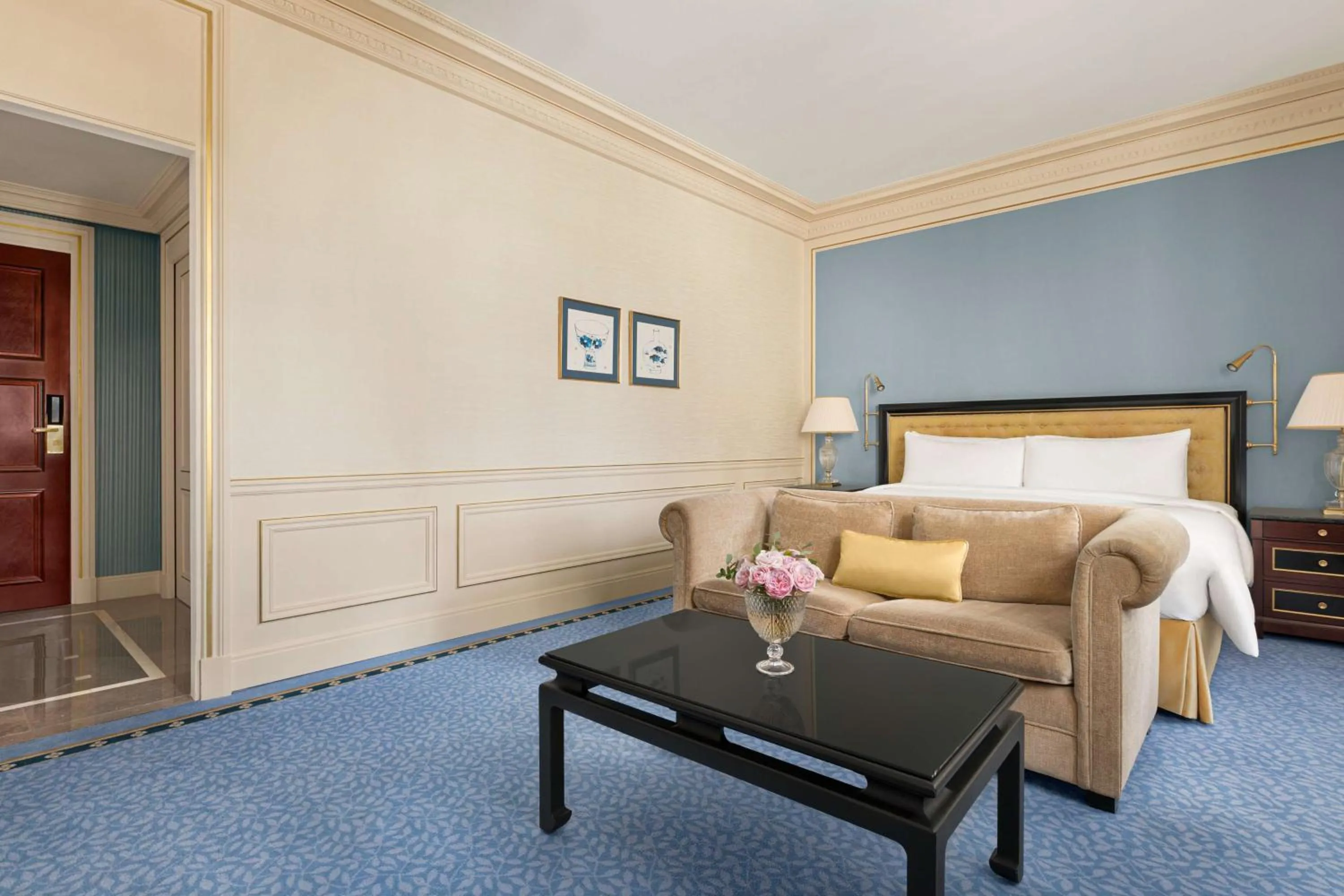 Photo of the whole room, Bed in Shangri-La Paris
