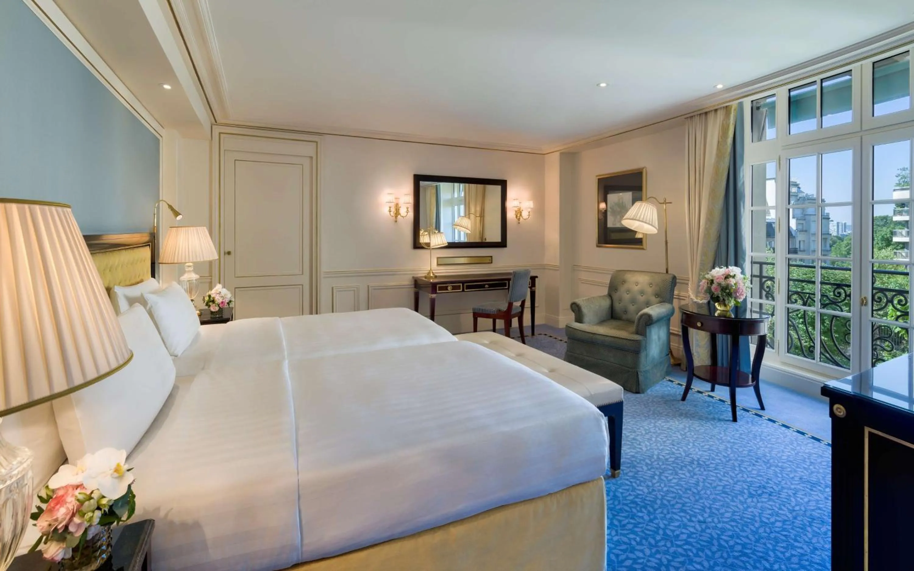 Photo of the whole room, Bed in Shangri-La Paris