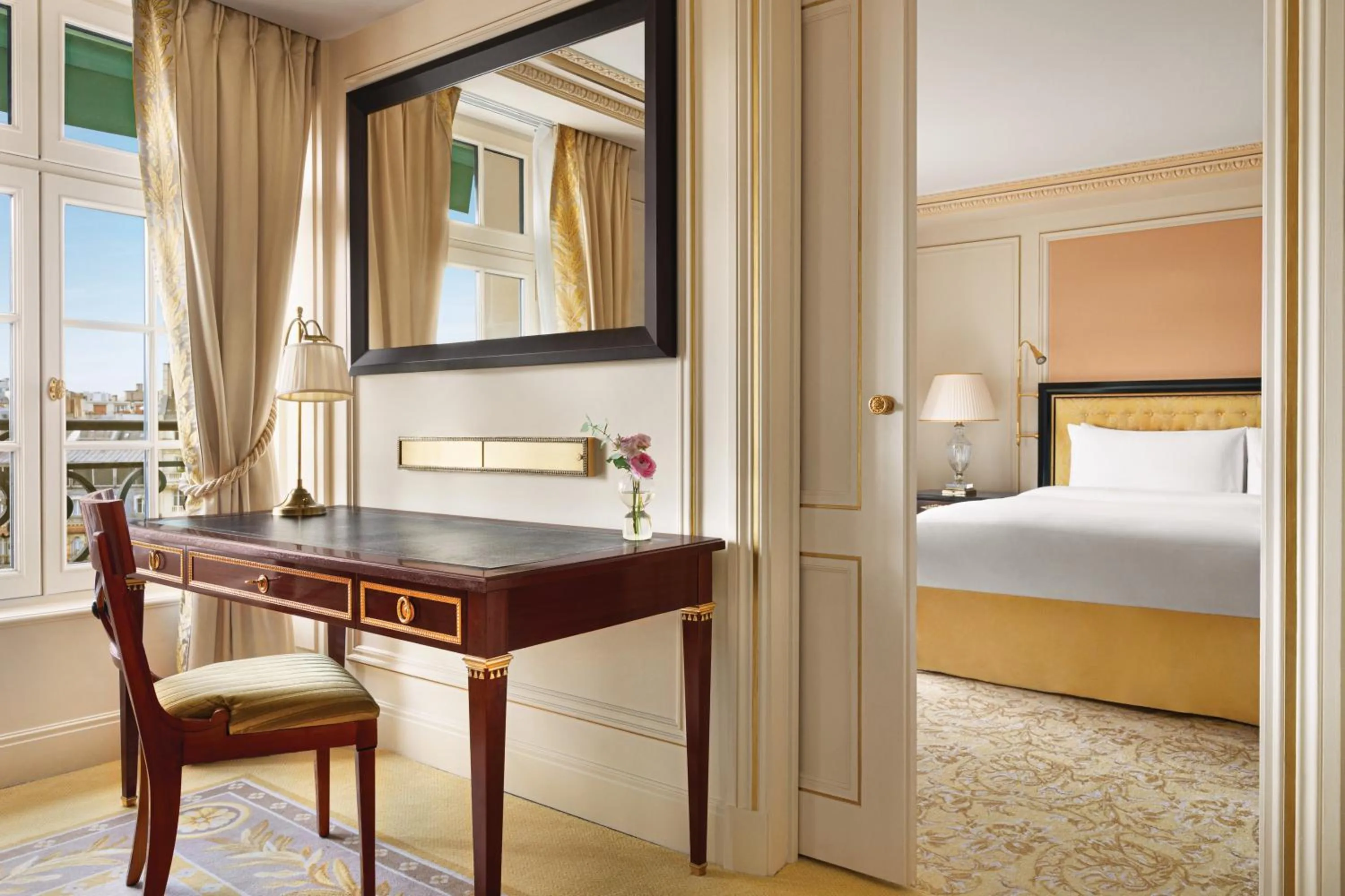 Seating area, Bed in Shangri-La Paris