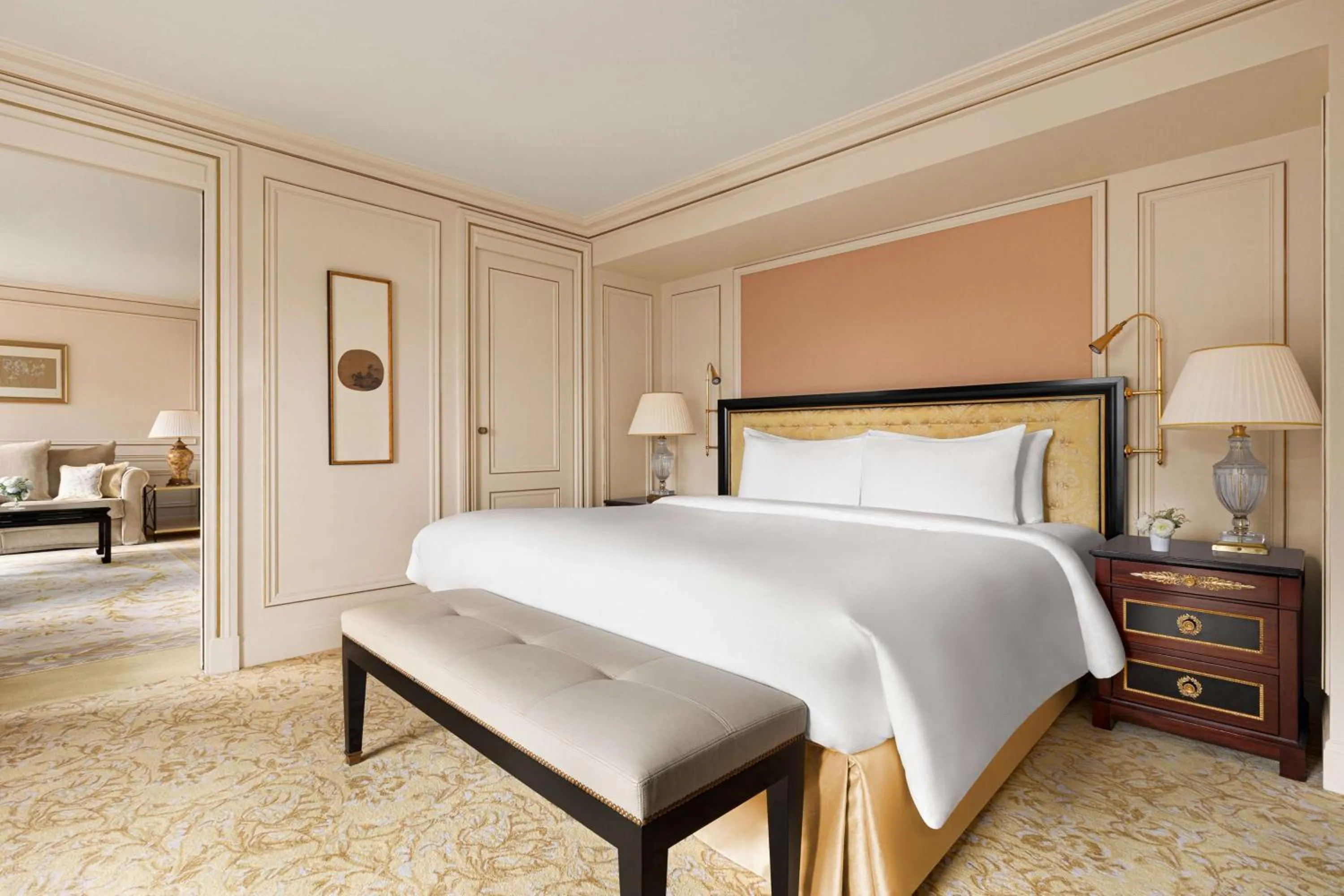 Photo of the whole room, Bed in Shangri-La Paris