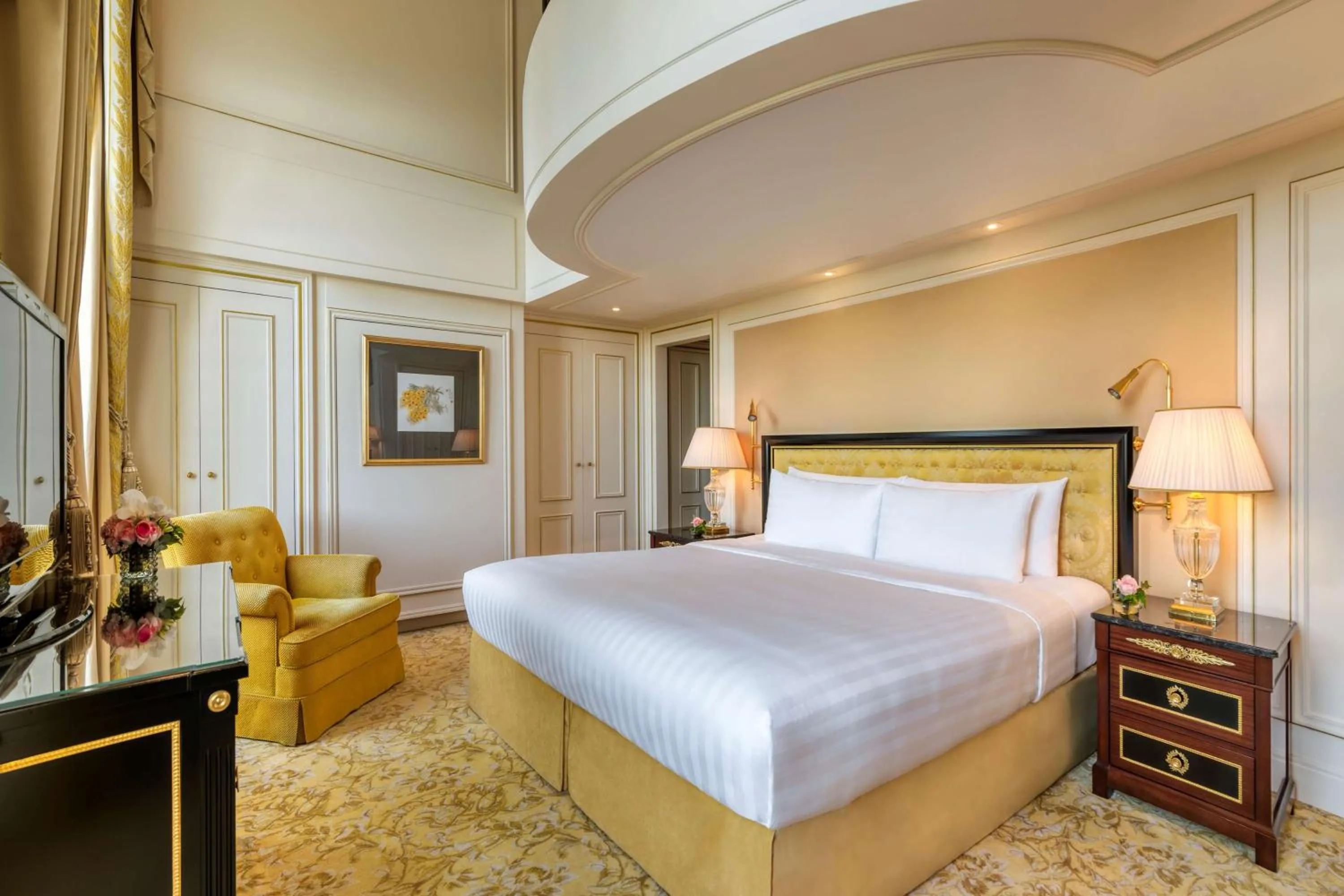 Photo of the whole room, Bed in Shangri-La Paris