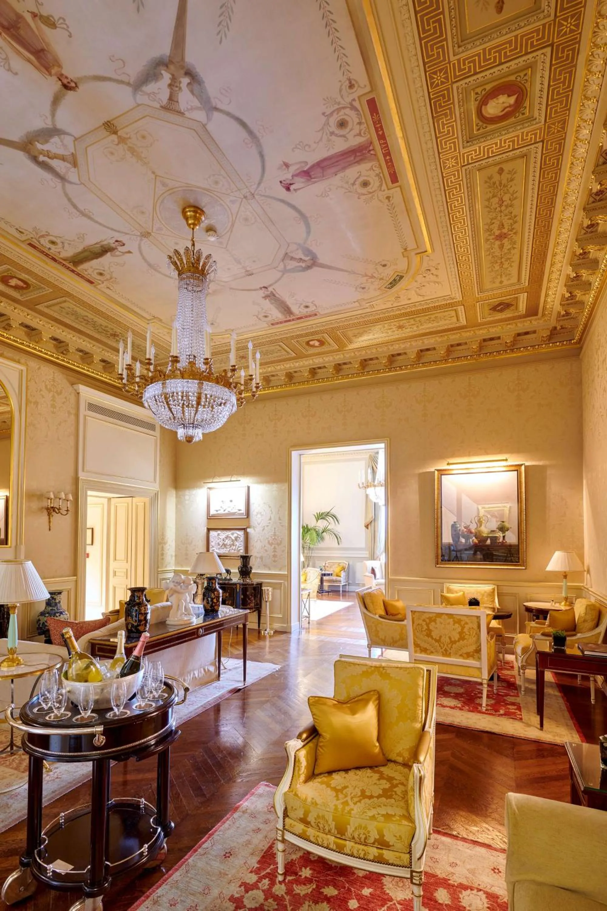 Lounge or bar in Shangri-La Paris