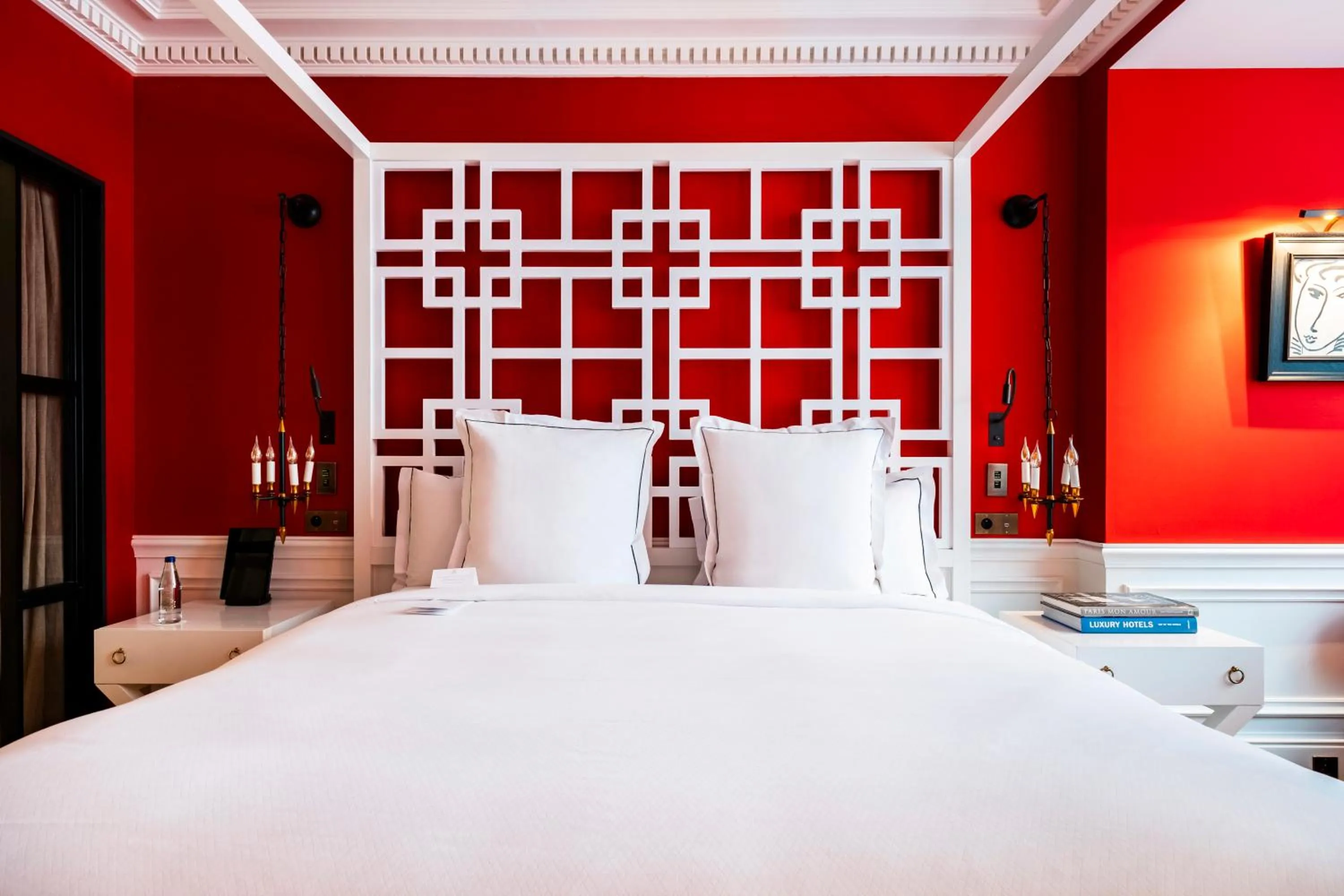 Bed in Hôtel de Berri Champs-Élysées, a Luxury Collection Hotel