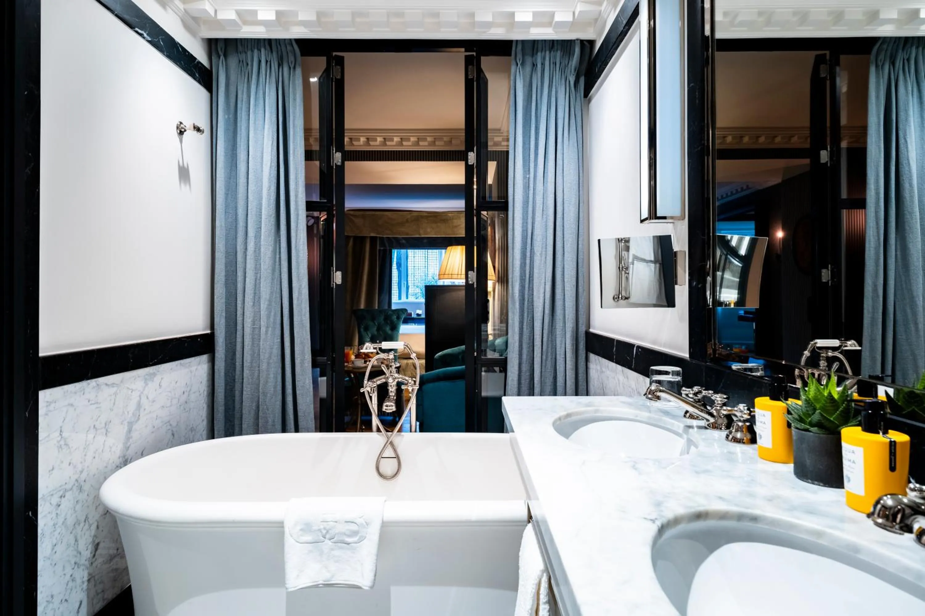 Bathroom in Hôtel de Berri Champs-Élysées, a Luxury Collection Hotel