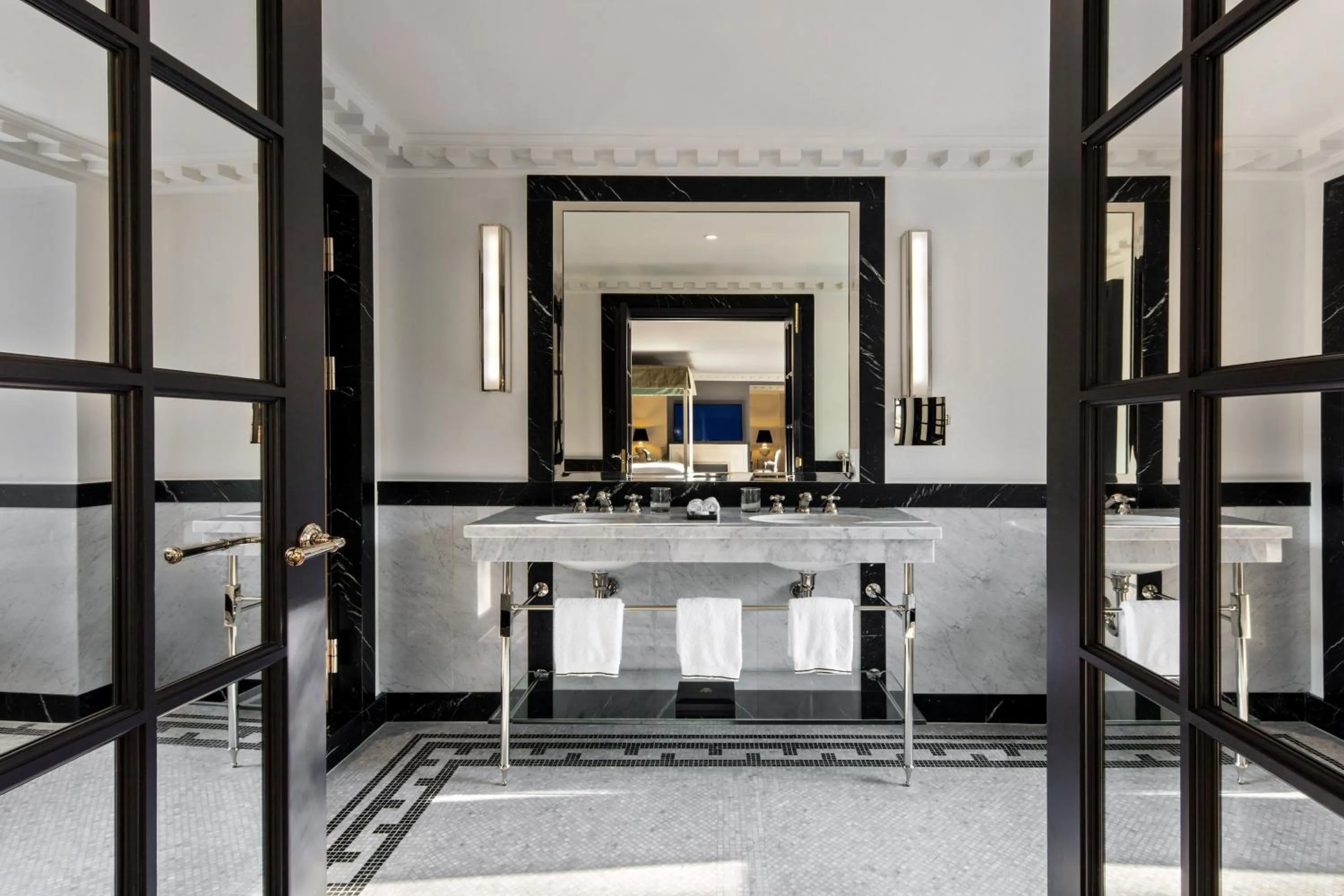 Bathroom in Hôtel de Berri Champs-Élysées, a Luxury Collection Hotel