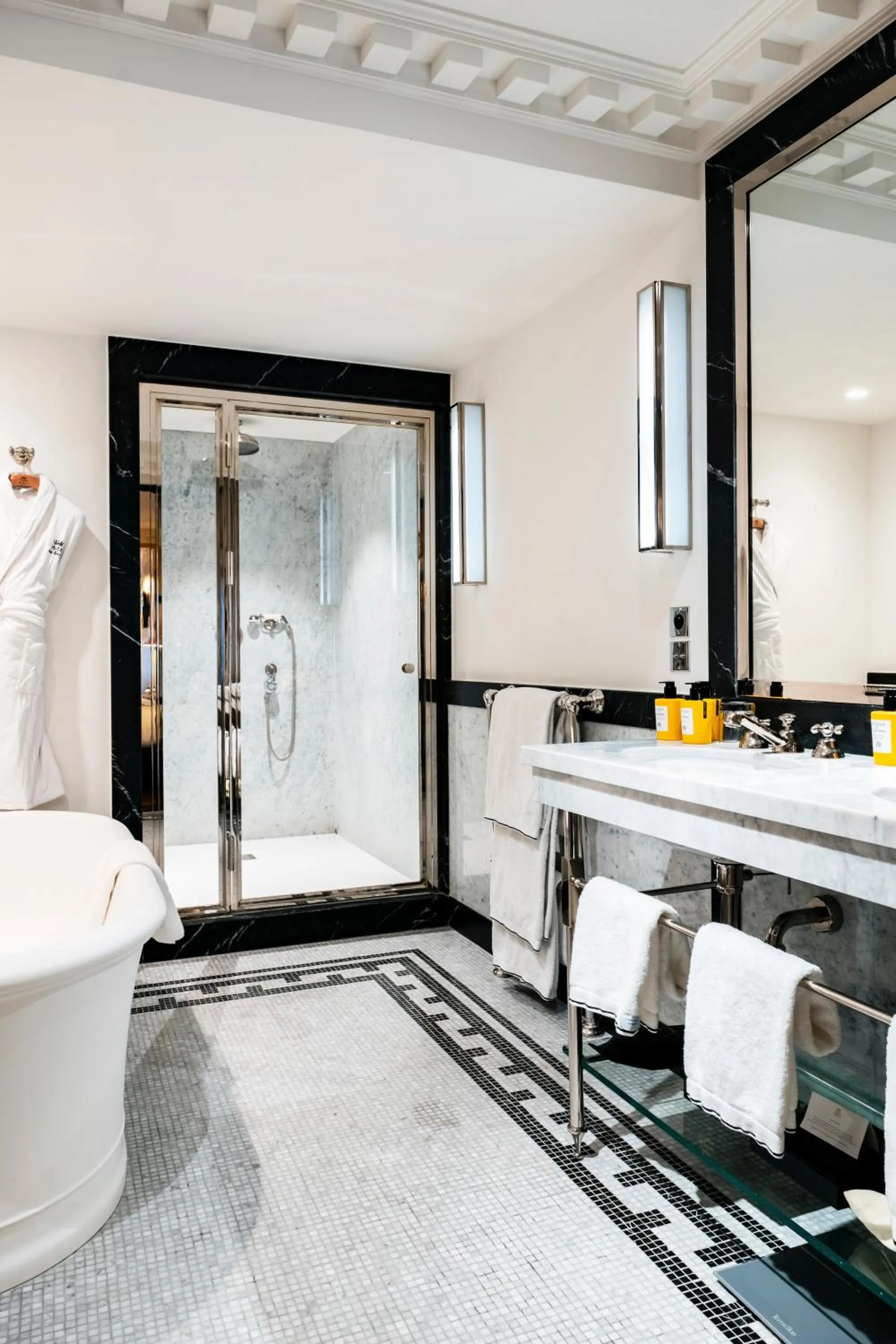 Bathroom in Hôtel de Berri Champs-Élysées, a Luxury Collection Hotel