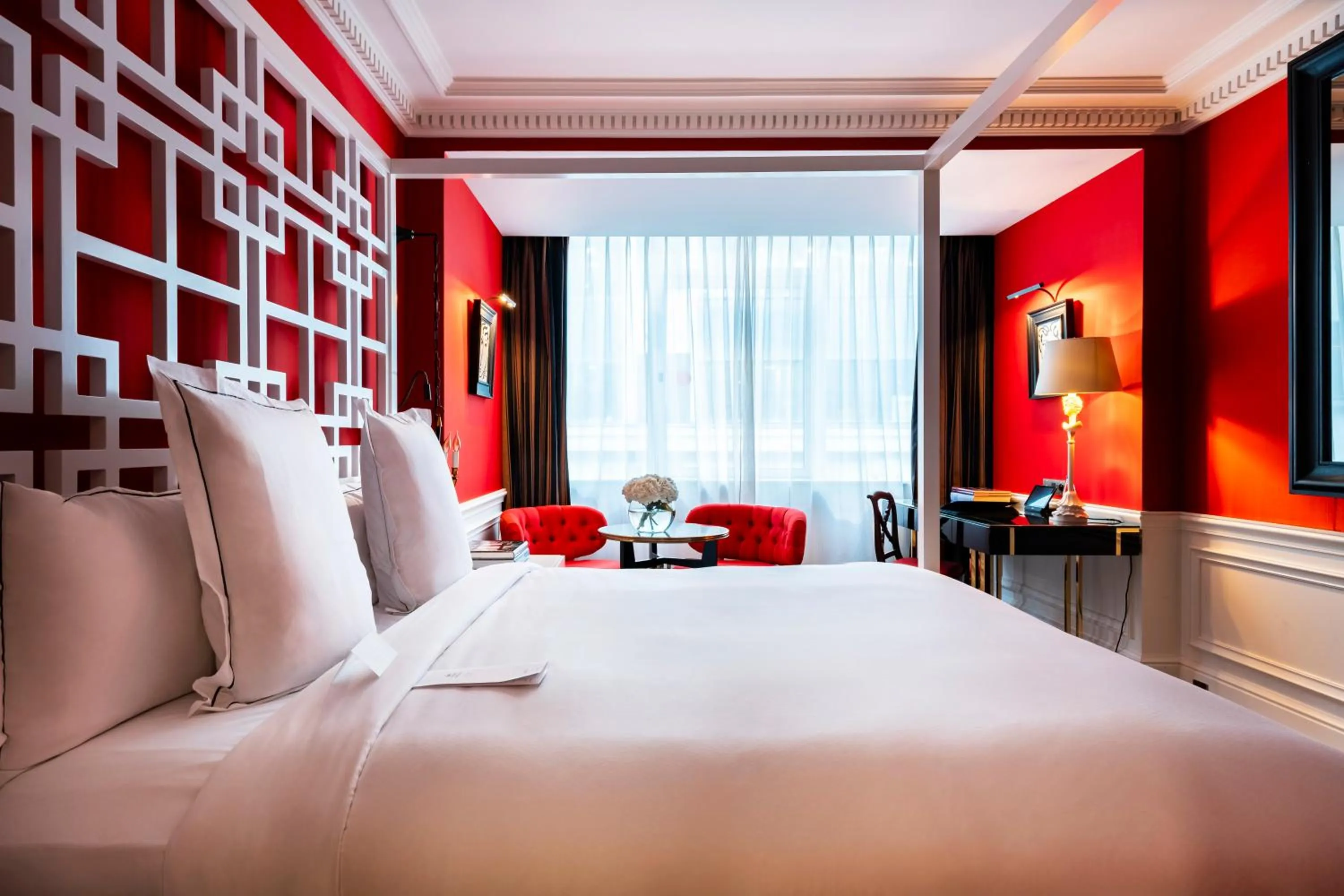 Bed in Hôtel de Berri Champs-Élysées, a Luxury Collection Hotel