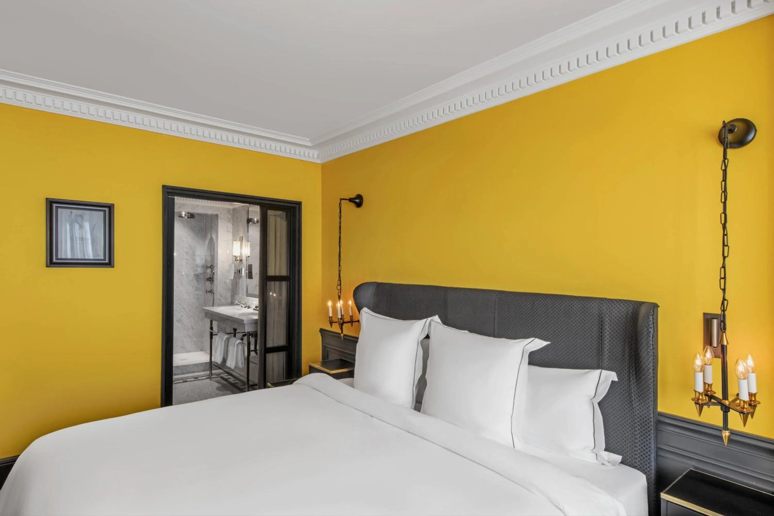 Photo of the whole room, Bed in Hôtel de Berri Champs-Élysées, a Luxury Collection Hotel