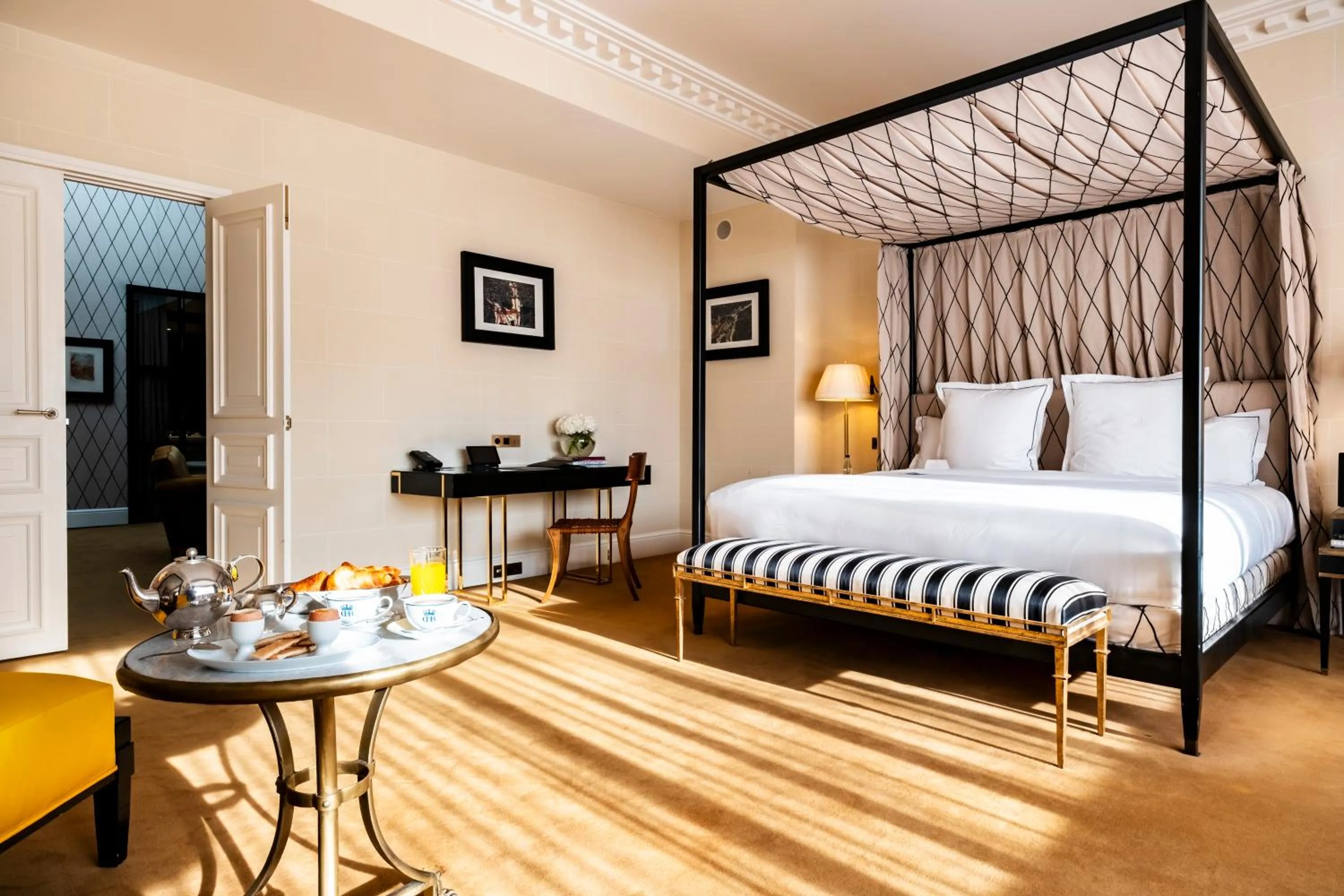 Bed in Hôtel de Berri Champs-Élysées, a Luxury Collection Hotel