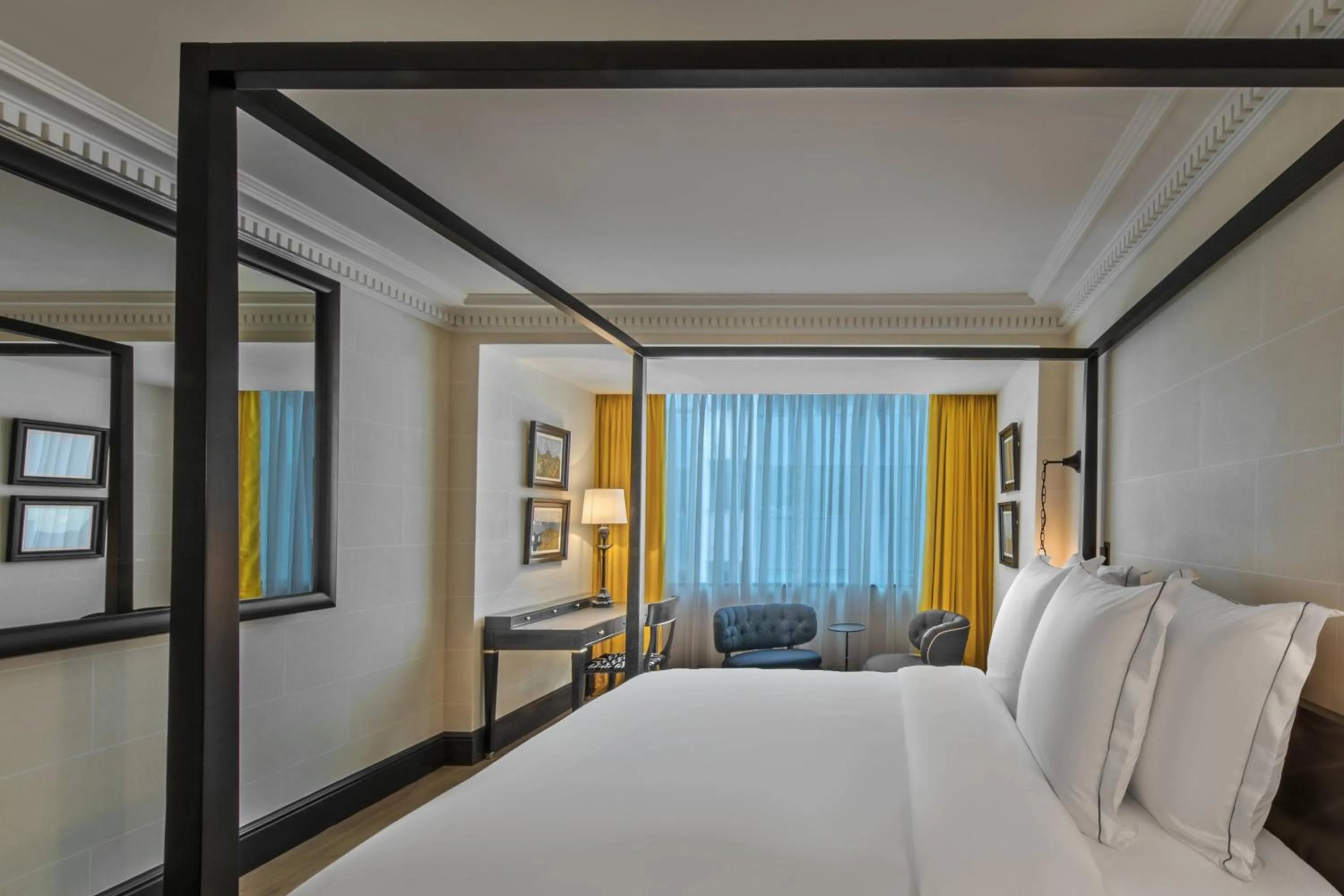 Photo of the whole room, Bed in Hôtel de Berri Champs-Élysées, a Luxury Collection Hotel