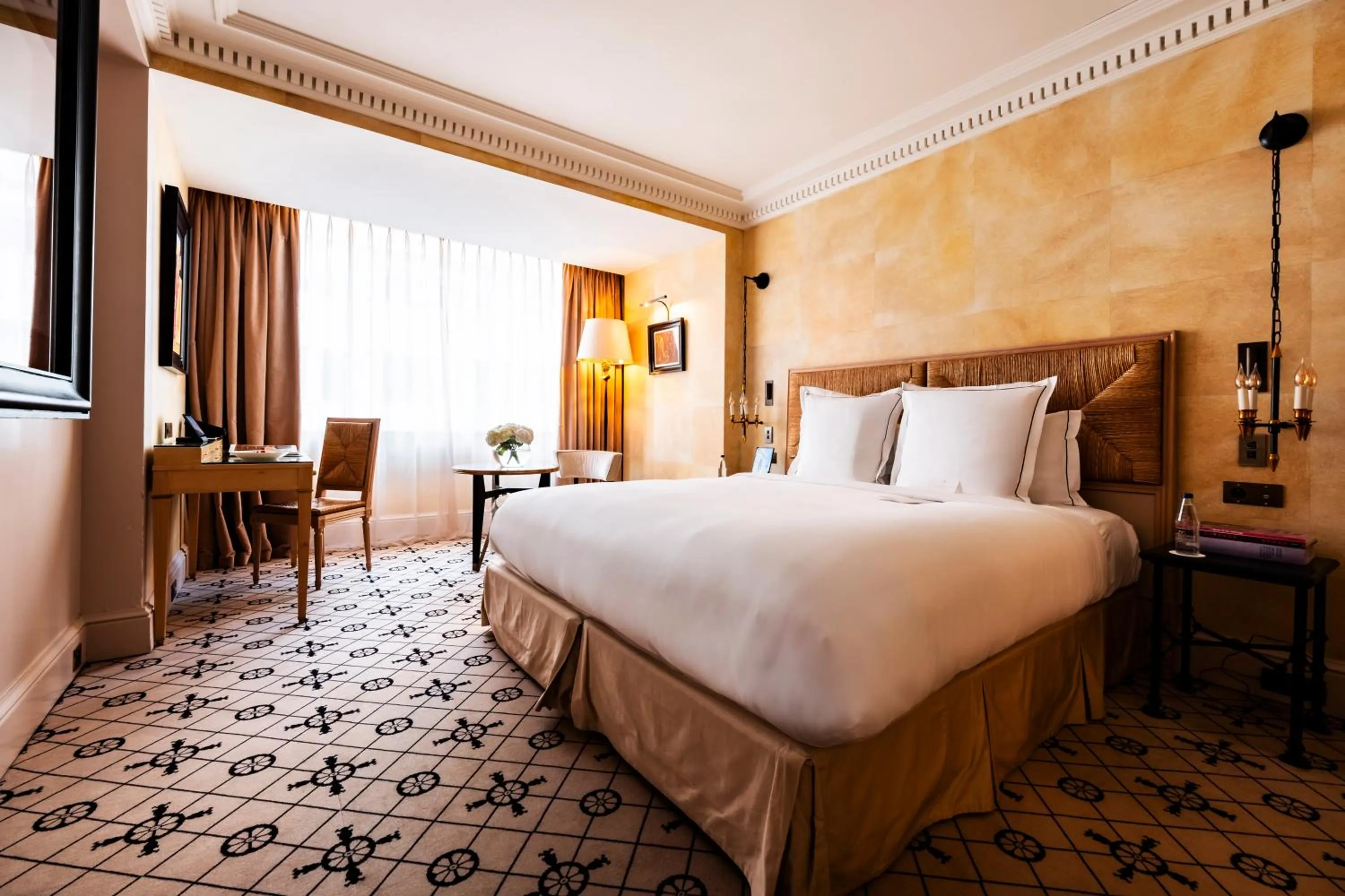 Bed in Hôtel de Berri Champs-Élysées, a Luxury Collection Hotel