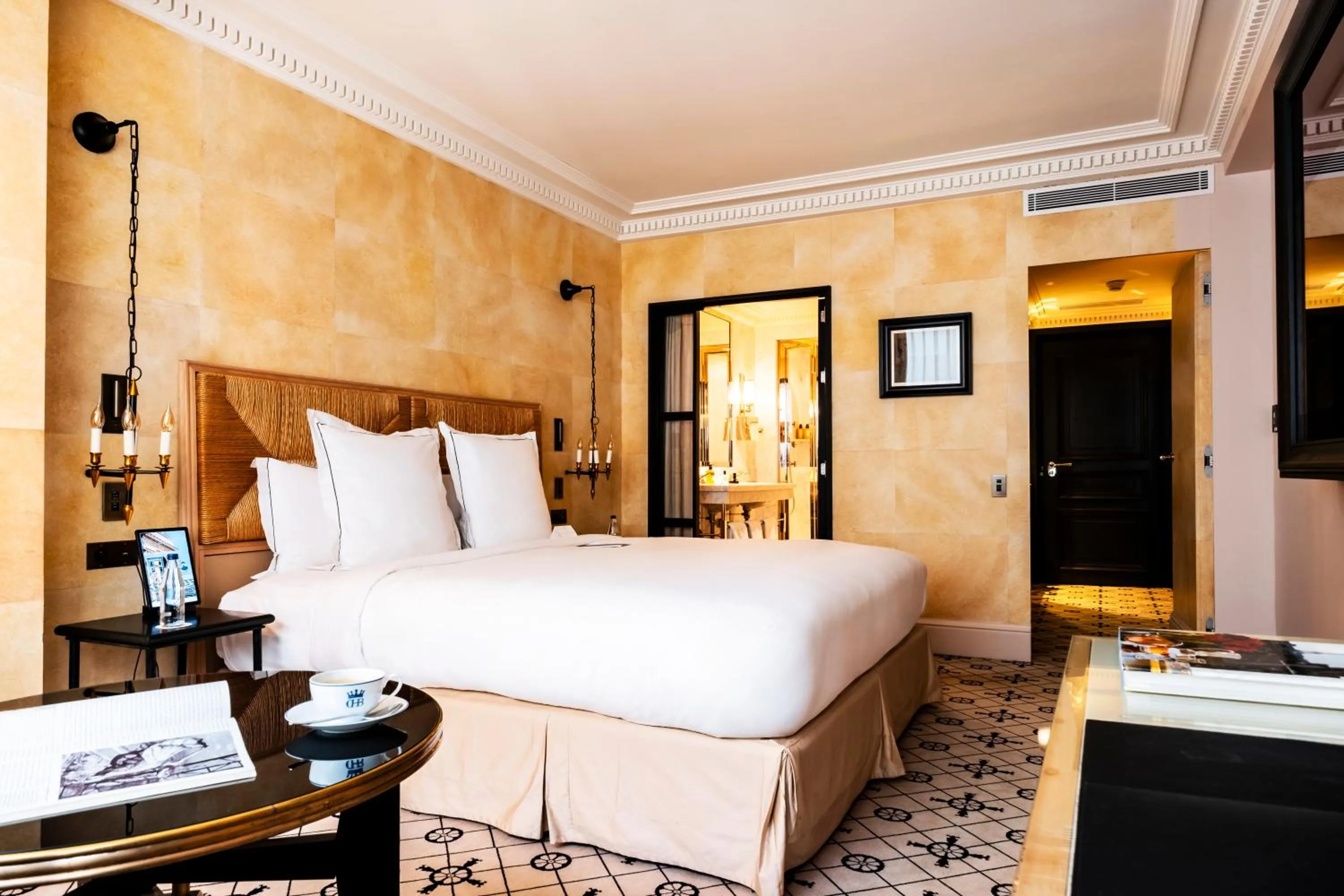 Bed in Hôtel de Berri Champs-Élysées, a Luxury Collection Hotel